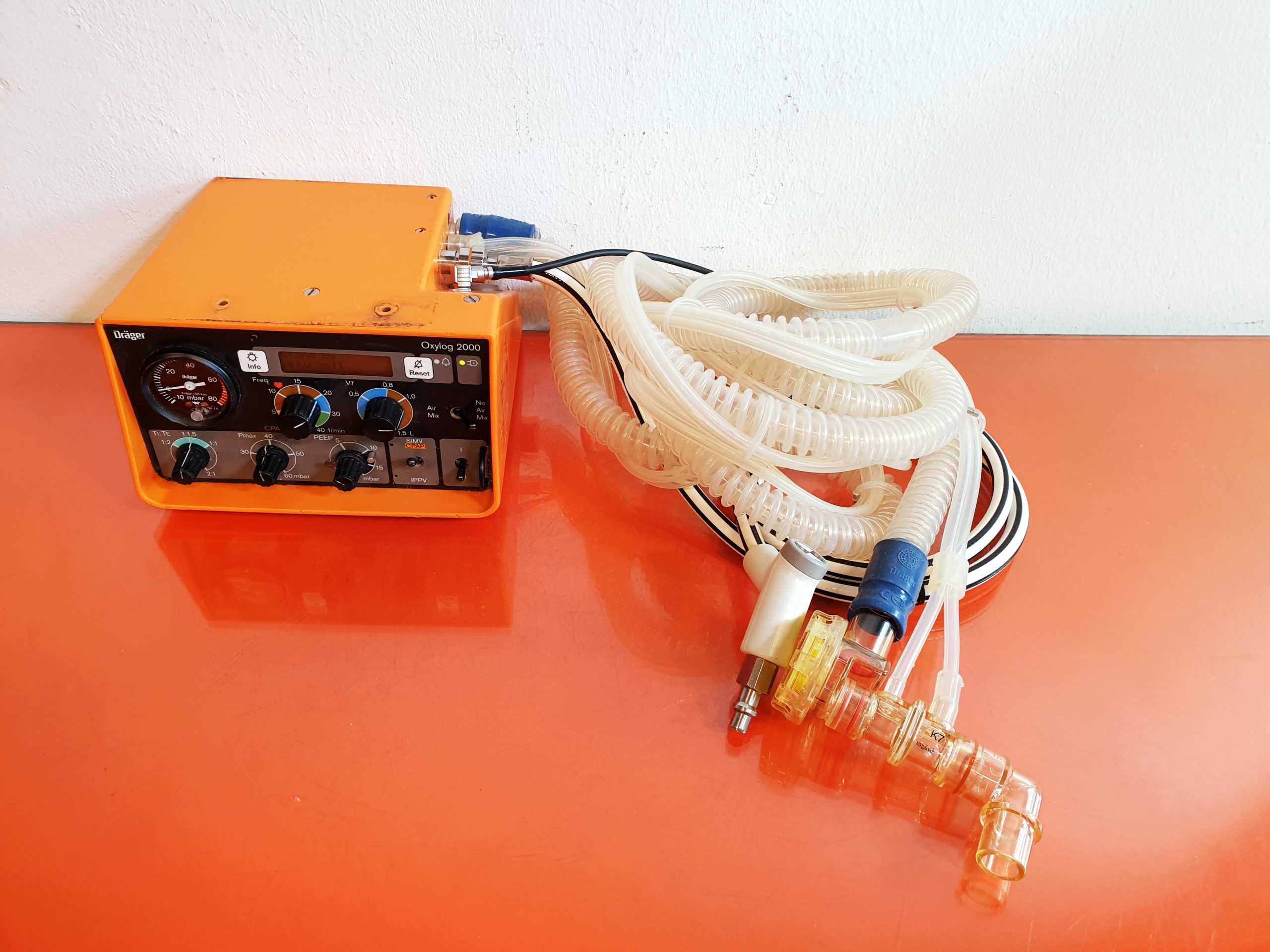 Dräger / Draeger Oxylog 2000 Beatmungsgerät / Emergency Ventilator mit Beatmungsschlauch thumbnail 2