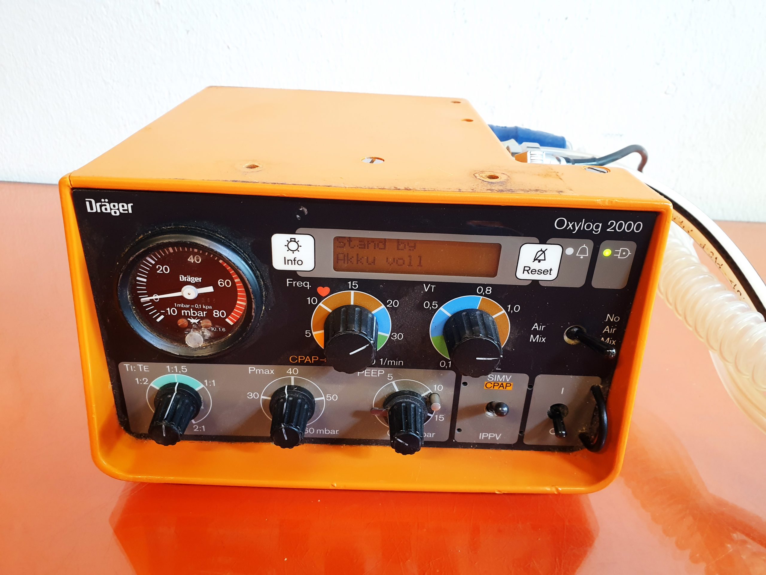 Dräger / Draeger Oxylog 2000 Beatmungsgerät / Emergency Ventilator mit Beatmungsschlauch thumbnail 4