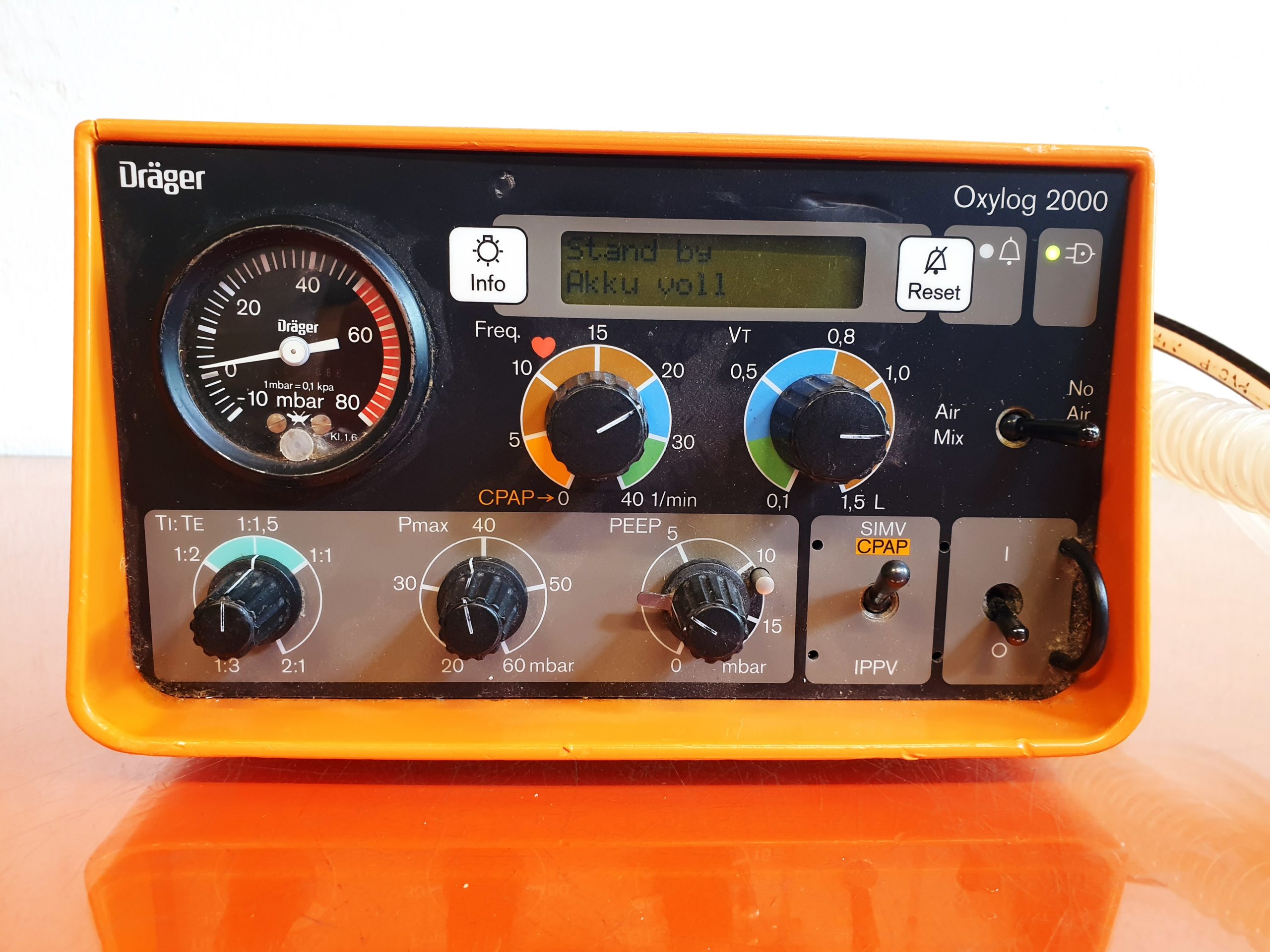 Dräger / Draeger Oxylog 2000 Beatmungsgerät / Emergency Ventilator mit Beatmungsschlauch thumbnail 5