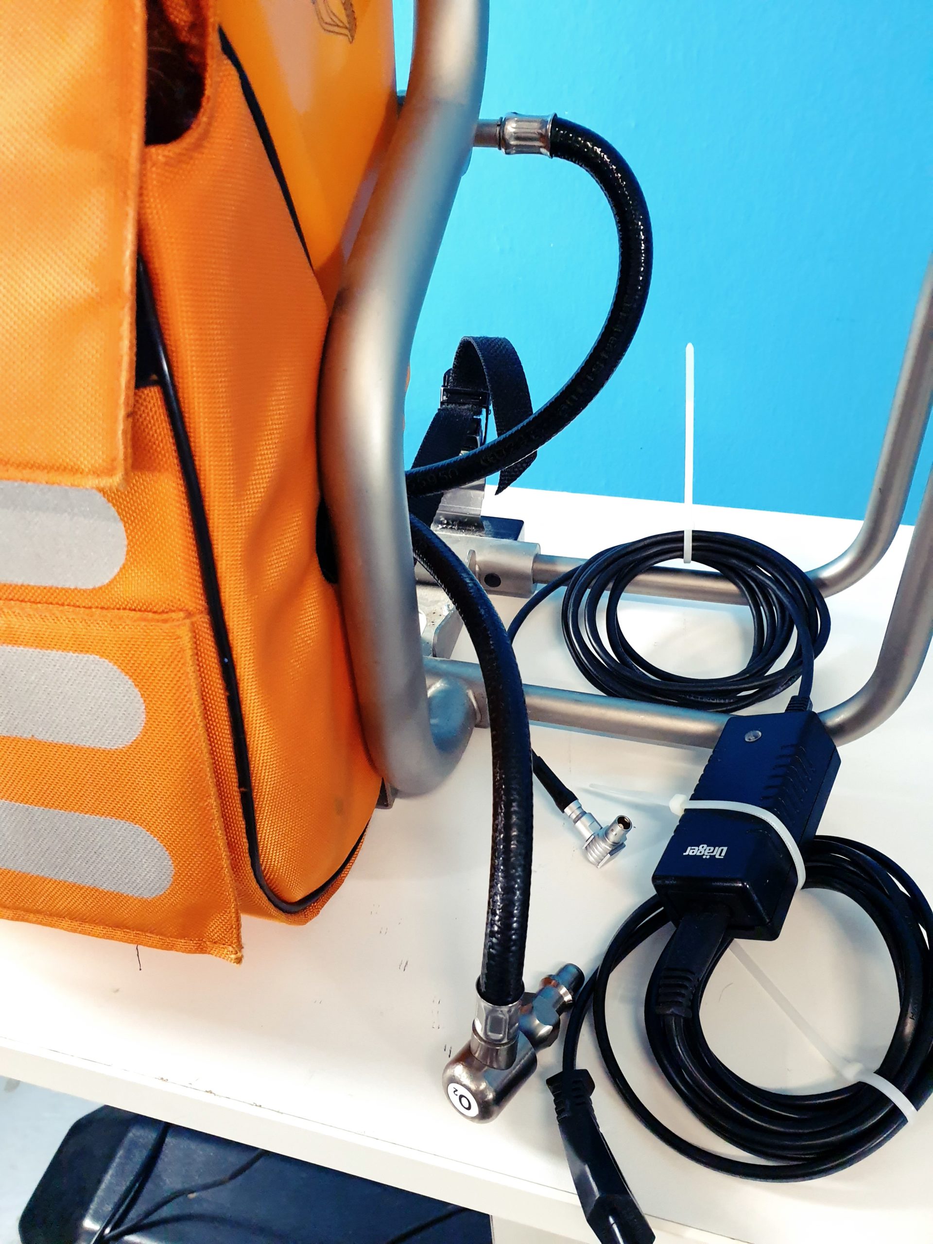Dräger / Draeger Oxylog 2000 Beatmungsgerät / Emergency Ventilator mit Netzteil — image 1 of 4