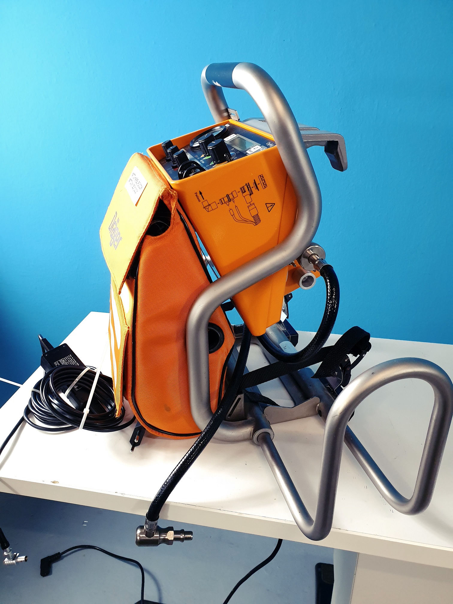 Dräger / Draeger Oxylog 2000 Beatmungsgerät / Emergency Ventilator mit Netzteil thumbnail 2