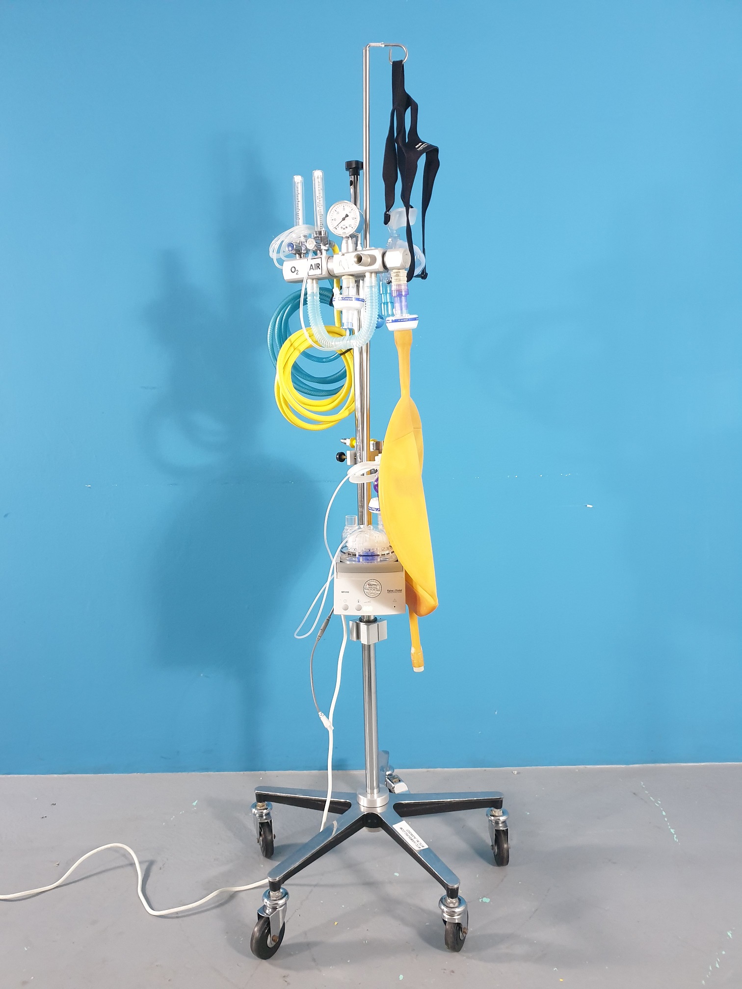Fisher Paykel MR810AGU MR 810 AGU Humidifier / Entfeuchter auf Gestell mit Flowmeter, ….. — image 1 of 5