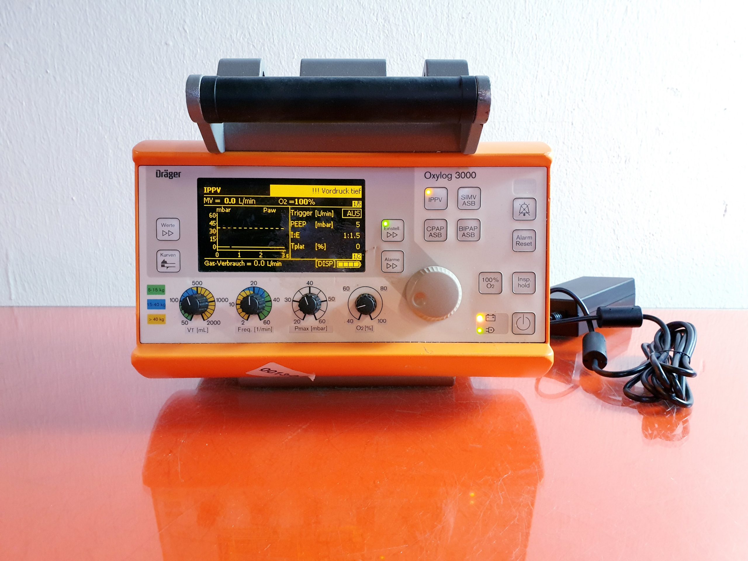 Dräger Oxylog 3000 Notfall Beatmungsgerät mit Netzteil – Gepüft — image 1 of 8