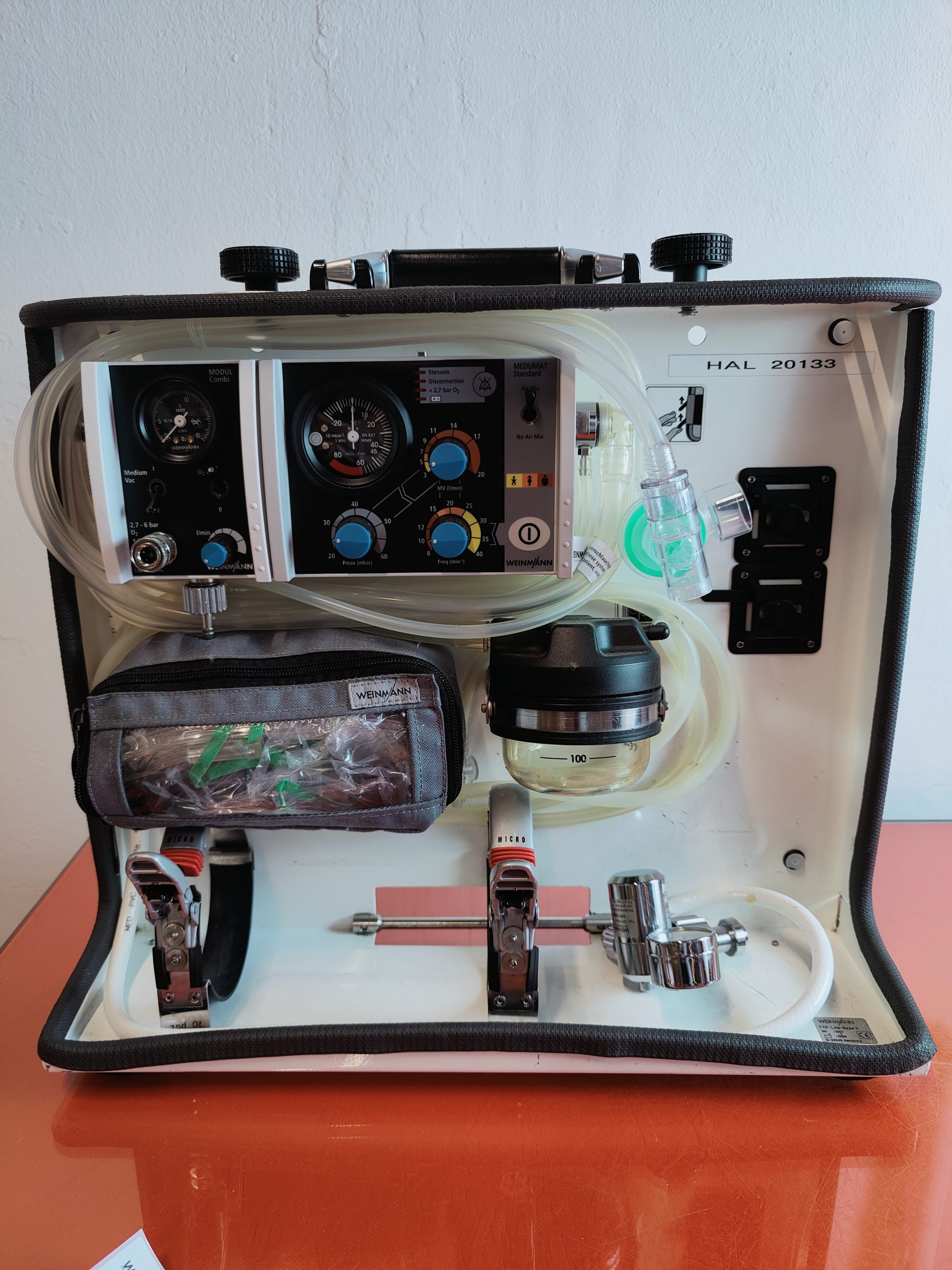 Weinmann Medumat Standard & Modul Oxygen Combi Modul Beatmungsgerät Notfallbeatmungsgerät — image 1 of 11