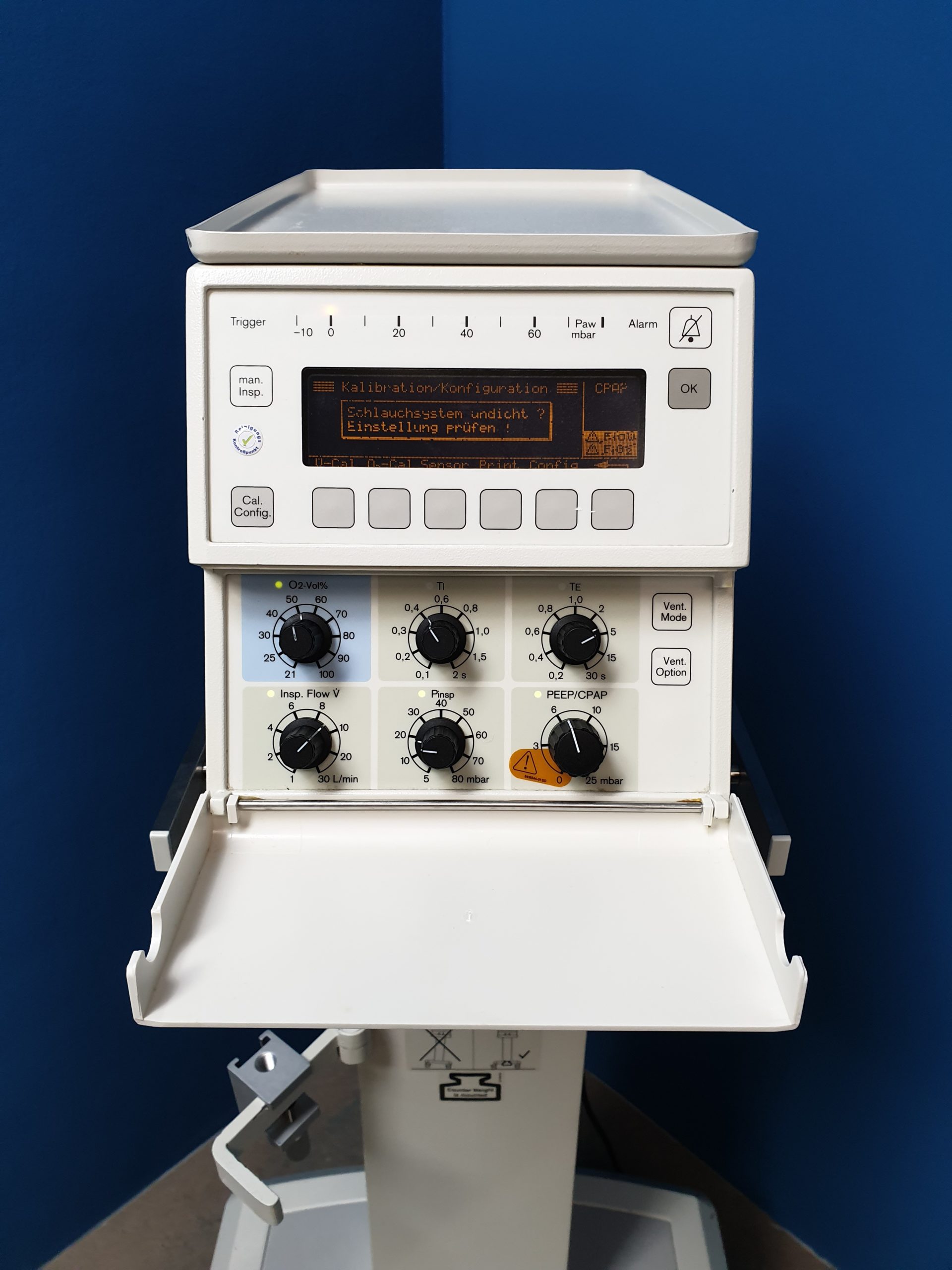 Beatmungsgerät Dräger Babylog 8000 plus mit fahrbarem Stativ — image 1 of 3
