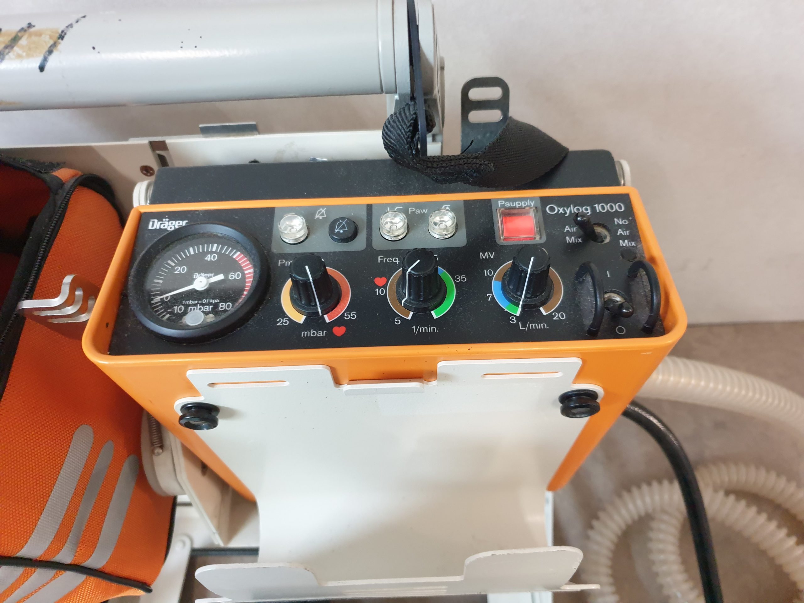 Draeger Drager Oxylog 1000 Notfallbeatmungsgerät — image 1 of 6