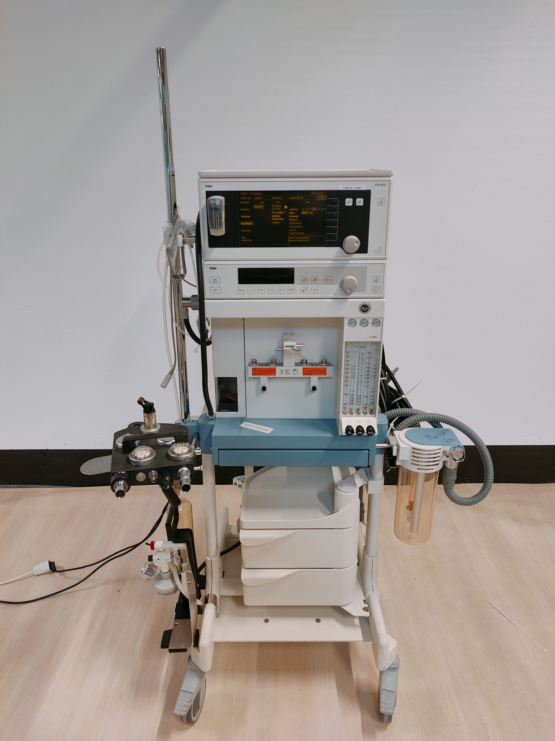 Dräger Fabius Narkosegerät mit PM 8050 Gasmonitor SW: 04.00 – — image 1 of 5
