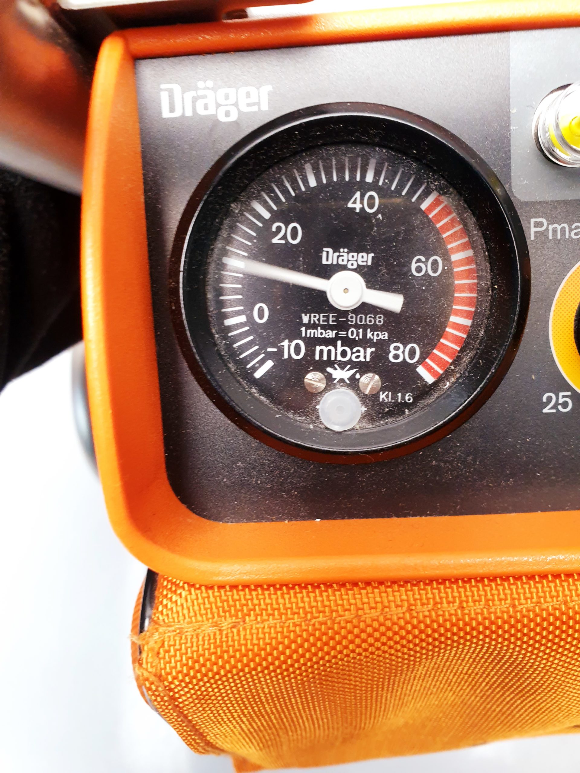 Dräger-Draeger Oxylog 1000 Notfallbeatmungsgerät mit Metall Halter thumbnail 3