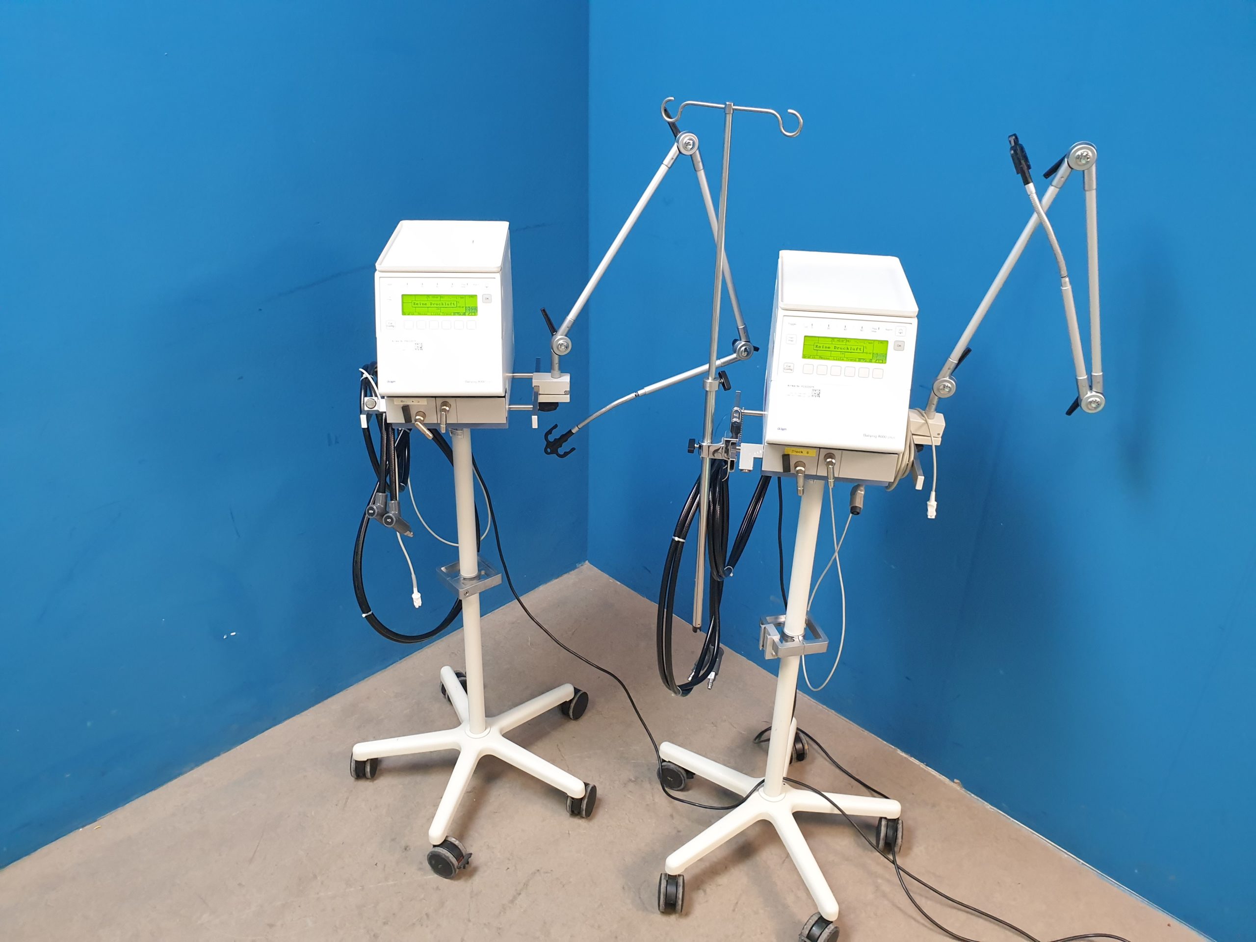 Dräger Draeger – Babylog 8000 plus mit fahrbarem Stativ Beatmungsgerät — image 1 of 1