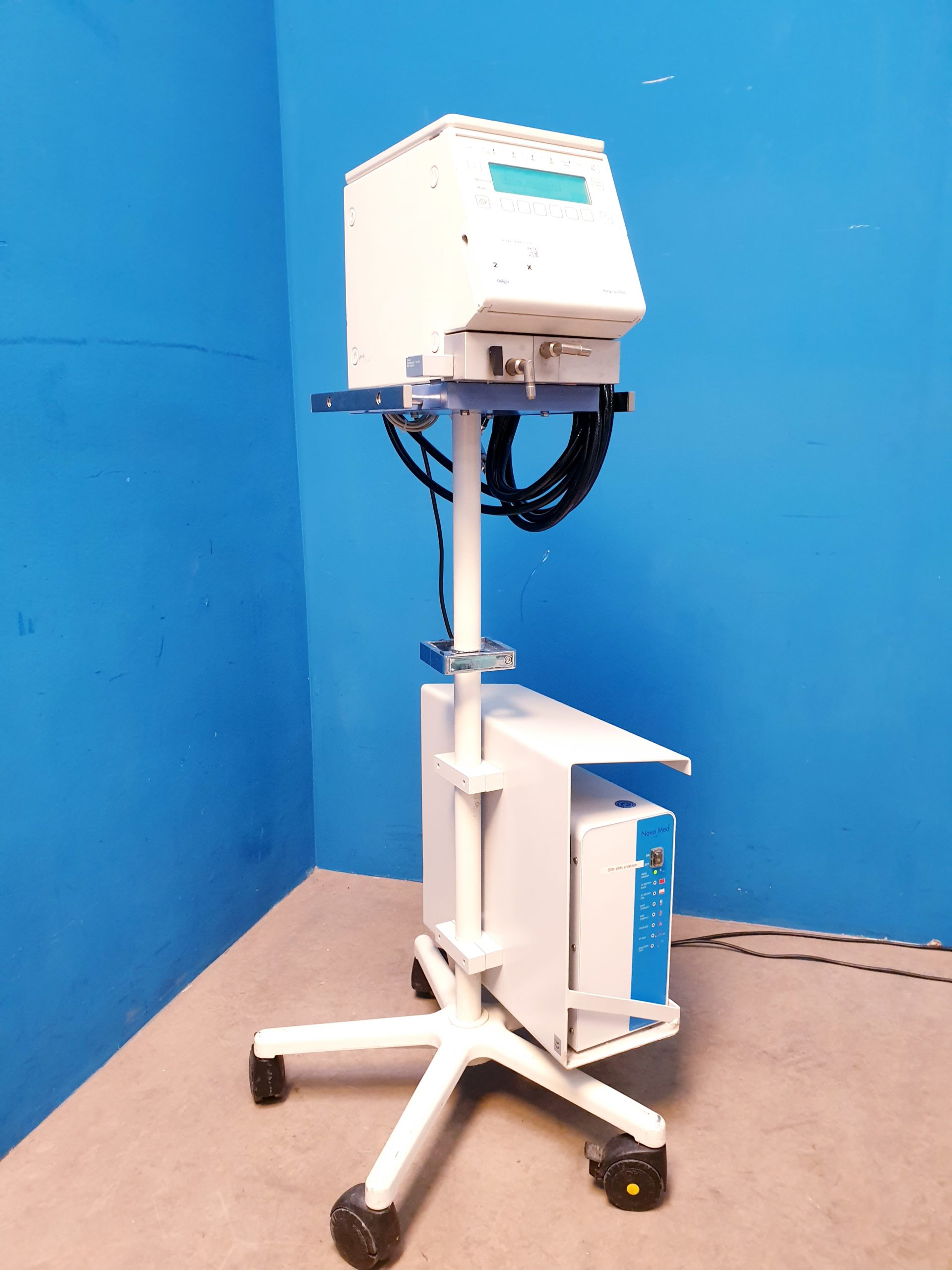 Dräger 8000 plus Beatmungsgerät Dräger Babylog+fahrbarem Stativ — image 1 of 16