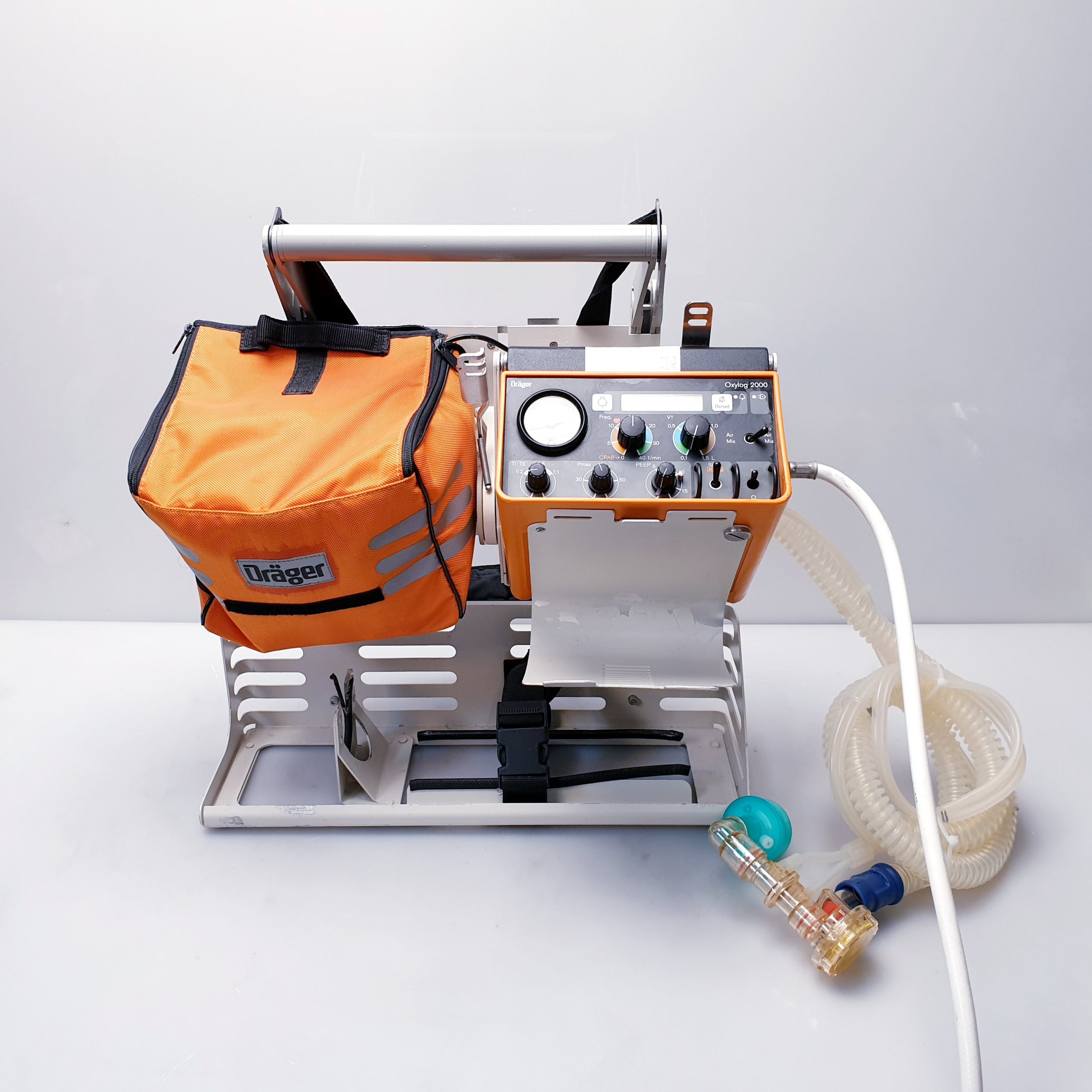 Dräger Oxylog 2000 Beatmungsgerät & Dräger No. 8412074 Netzteil — image 1 of 15