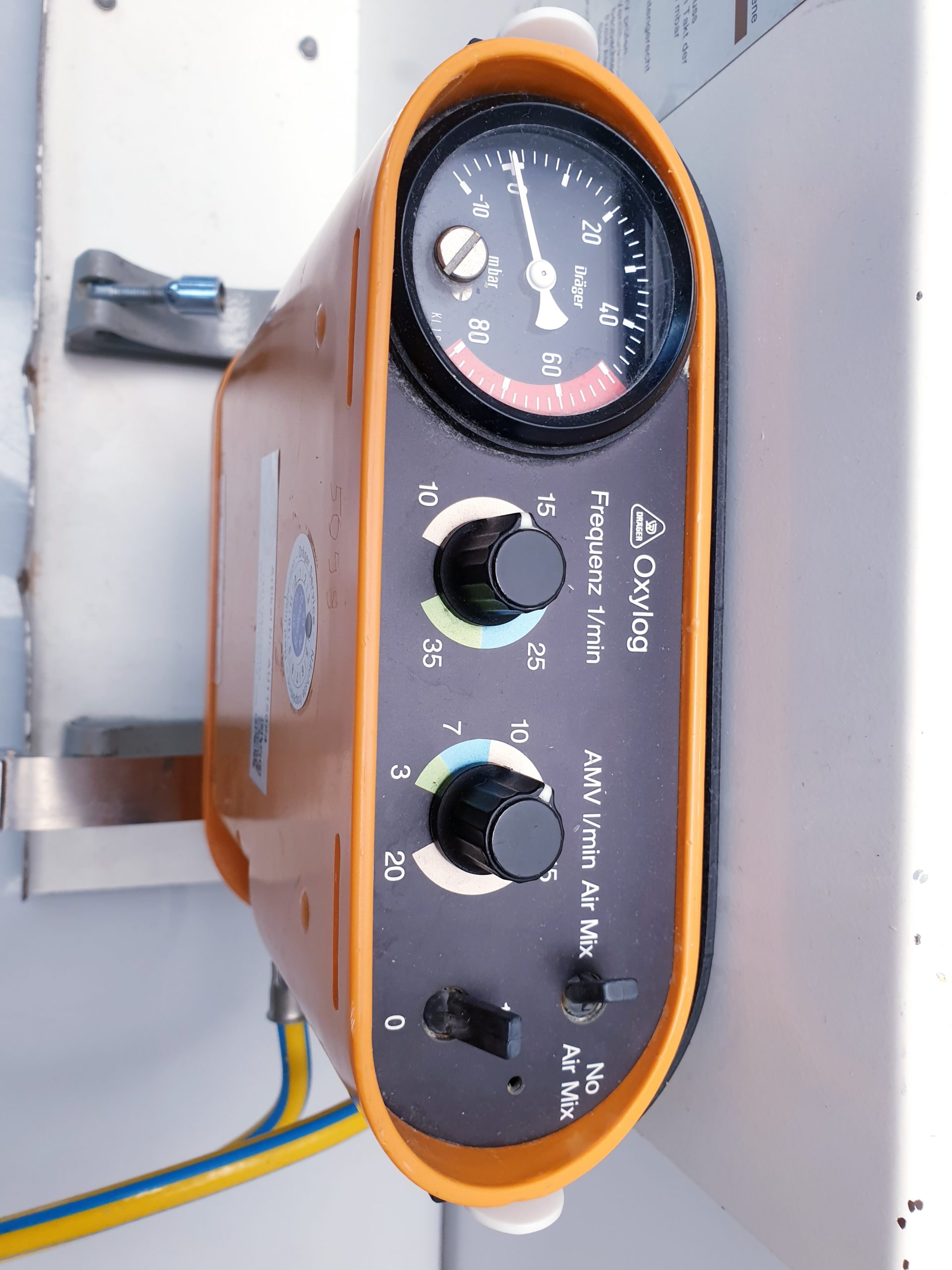 Draeger-Dräger Oxylog mit Trageplatte – Notfallbeatmungsgerät — image 1 of 6