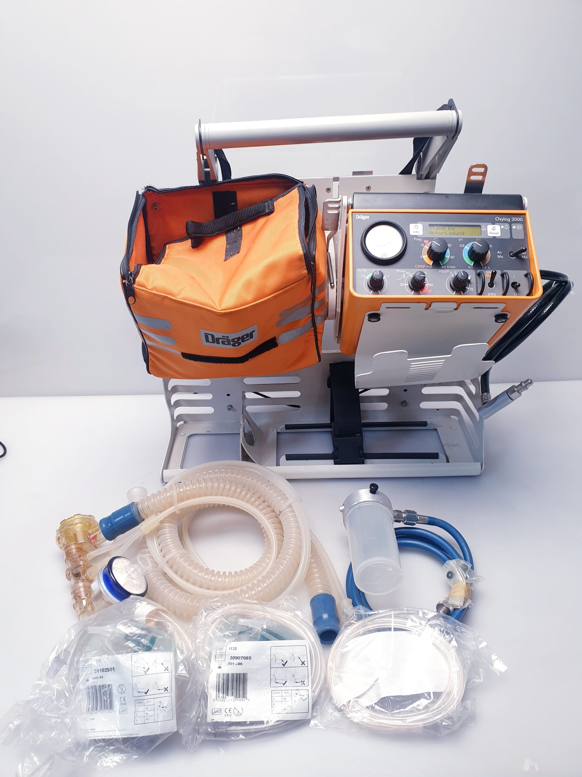 Dräger Oxylog 2000 Notfallbeatmungsgerät mit Zubehör — image 1 of 25
