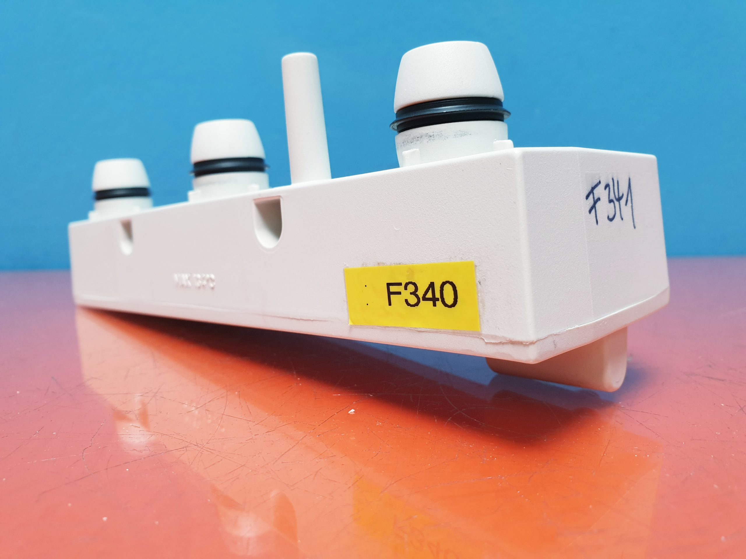 Dräger Wasserflaschenhalterung for Inkubator SC 8000 // IC8000 — image 1 of 4