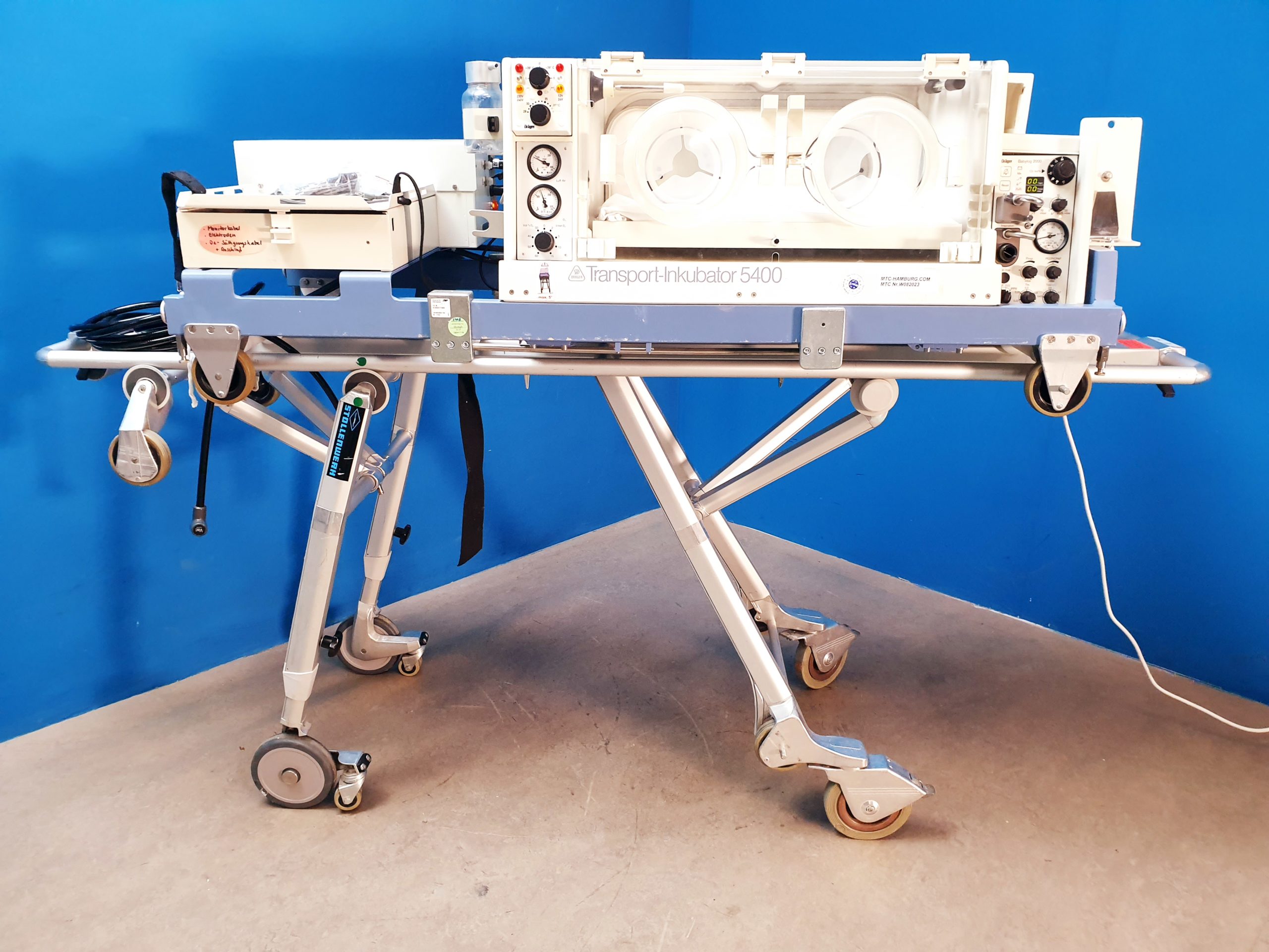 Dräger Draeger Transport Incubator // Transportinkubator 5400 + Babylog 2000 Beatmungsgerät auf fahrbarem Gestell — image 1 of 12