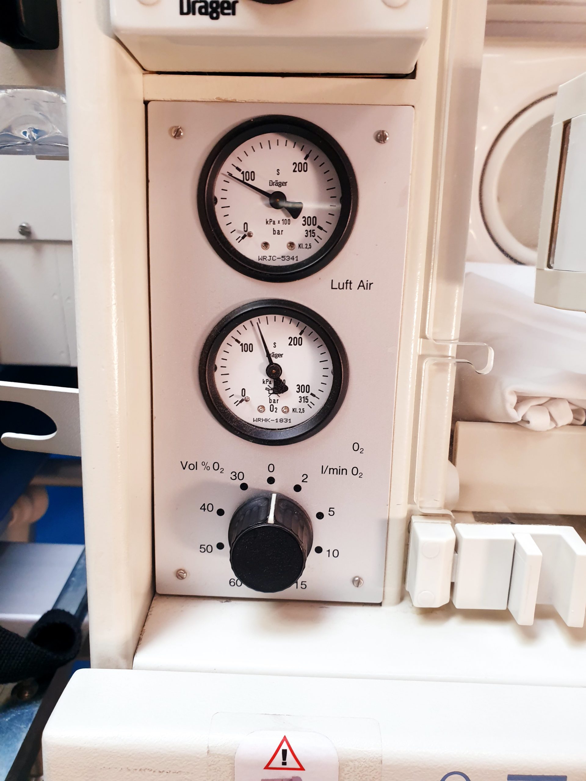 Dräger Draeger Transport Incubator // Transportinkubator 5400 + Babylog 2000 Beatmungsgerät auf fahrbarem Gestell thumbnail 4