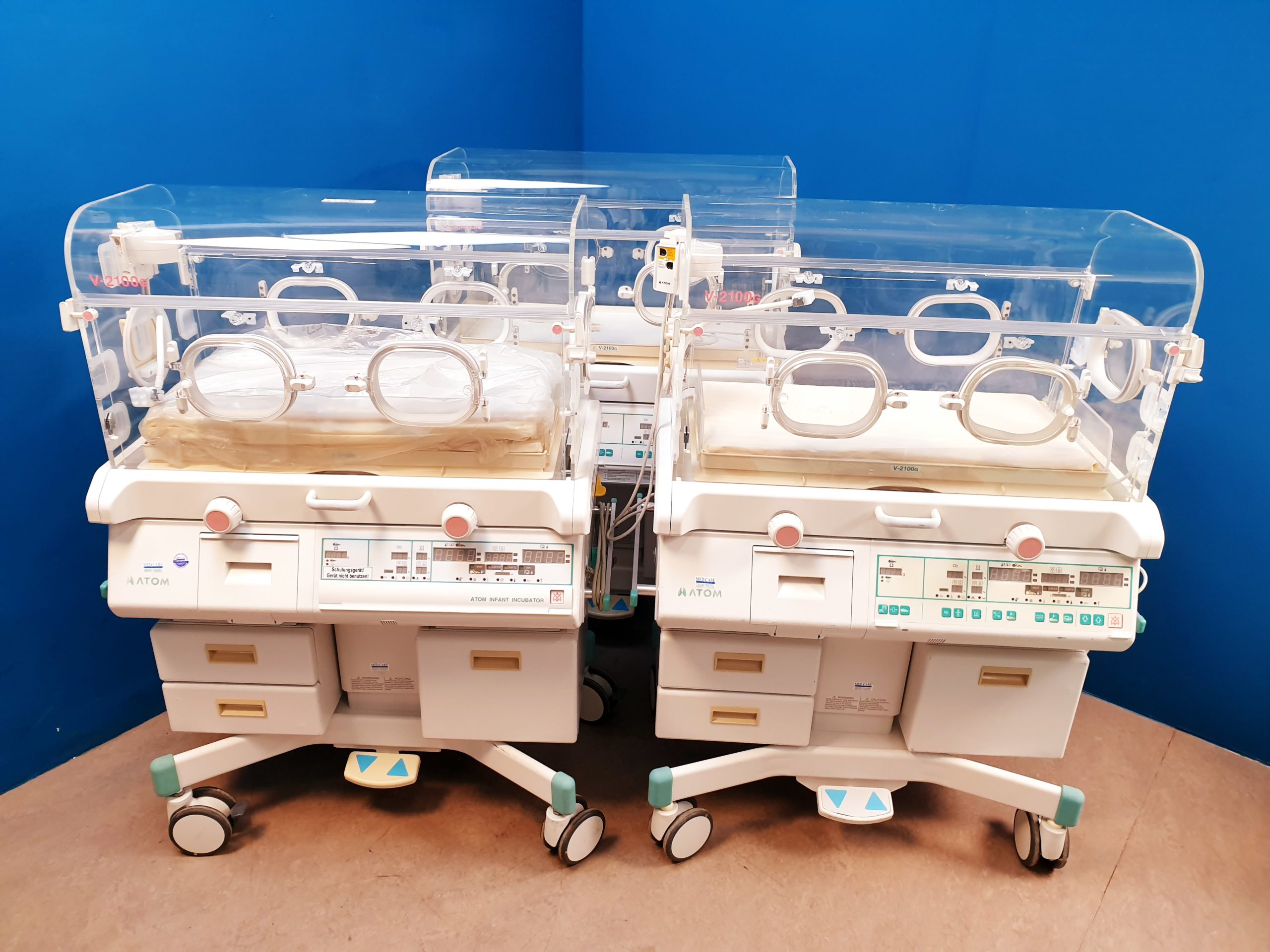 ATOM V-2100G1 Infant Incubator // Inkubator — image 1 of 17