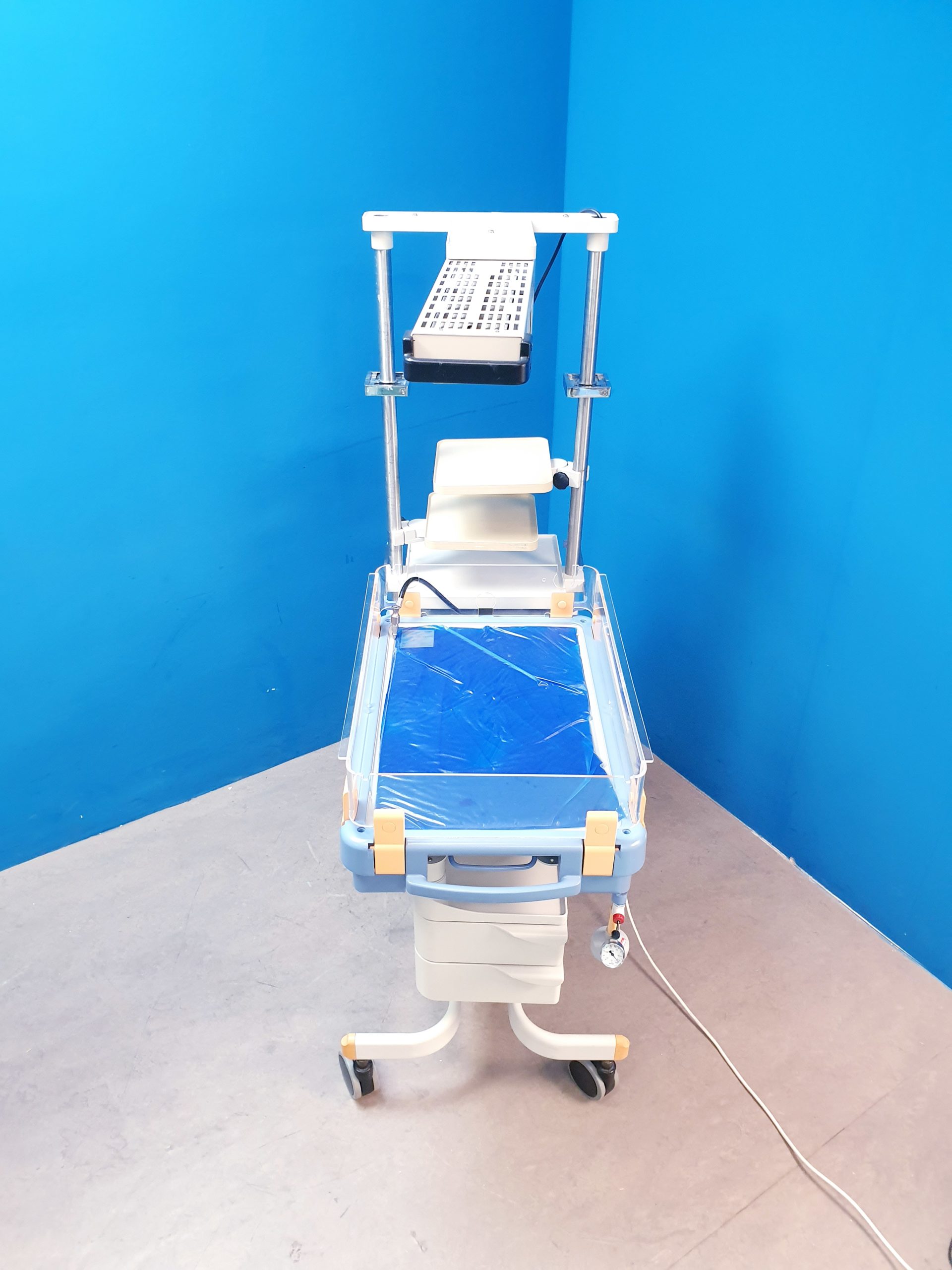 Dräger Babytherm 8000 fahrbare Reanimationseinheit für Neugeborene mit Wärmestrahler thumbnail 9