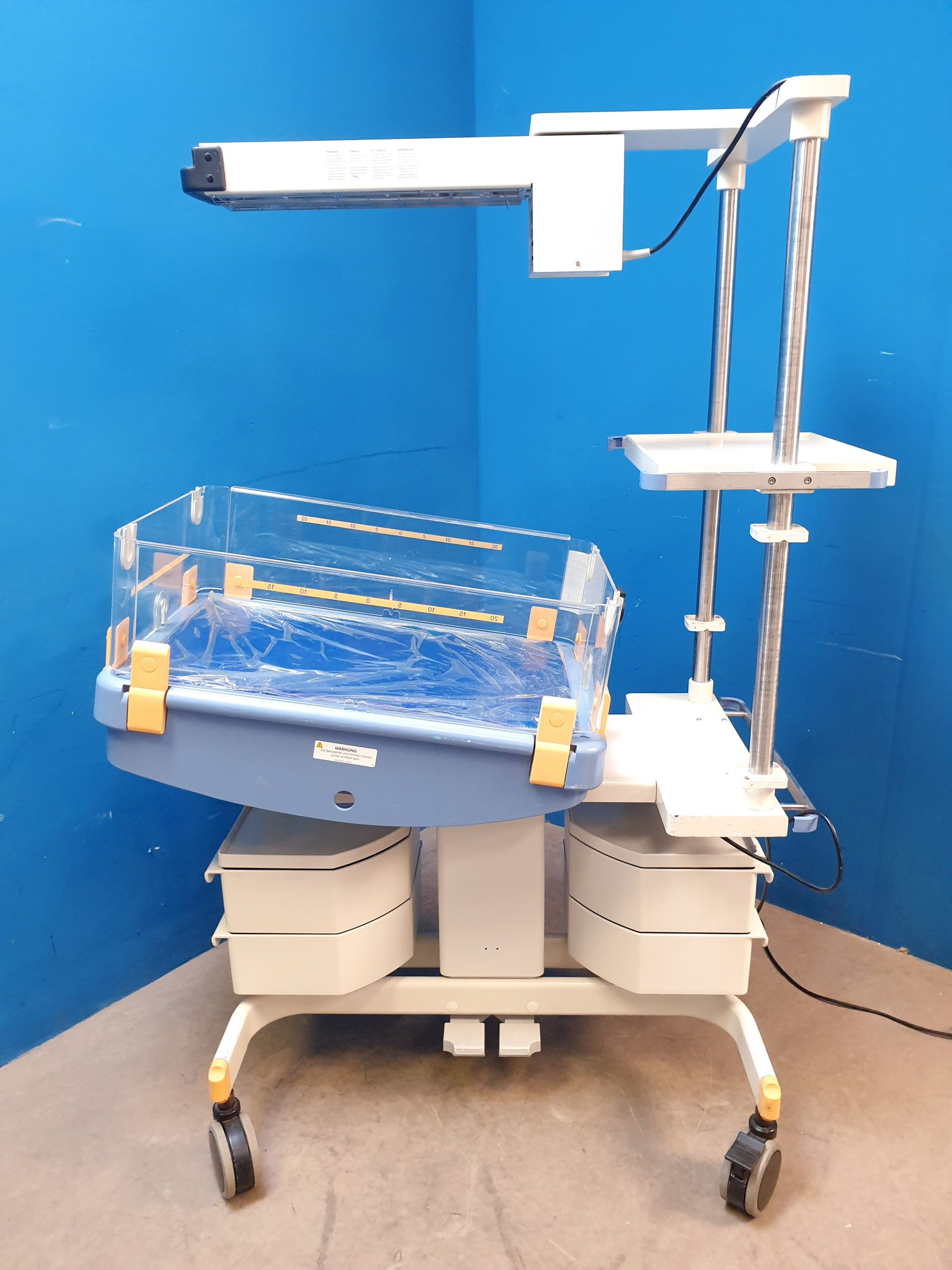 Dräger Babytherm 8000, fahrbare Reanimationseinheit für Neugeborene mit Wärmestrahler — image 1 of 11