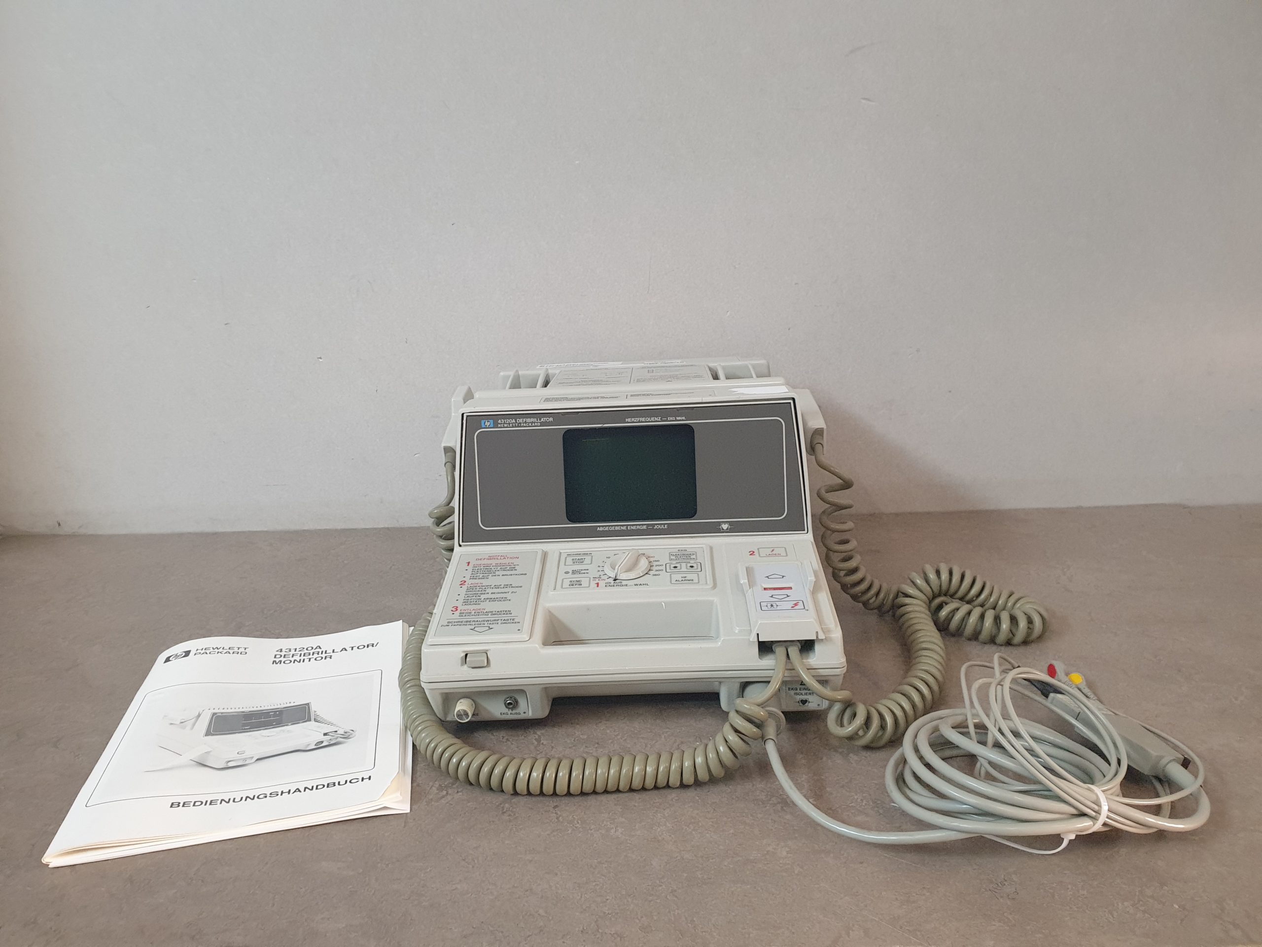HP 43120A Defi Defibrillator 360 Joule + EKG Anschluss thumbnail 2