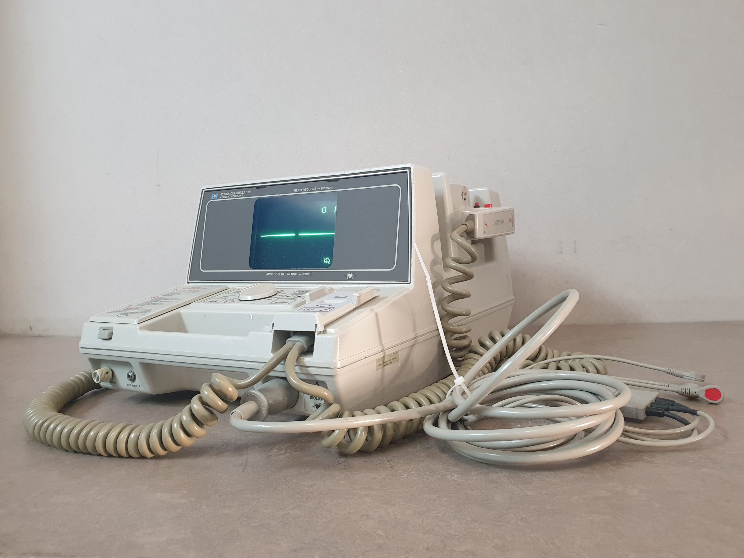 HP 43120A Defi Defibrillator 360 Joule + EKG Anschluss thumbnail 3