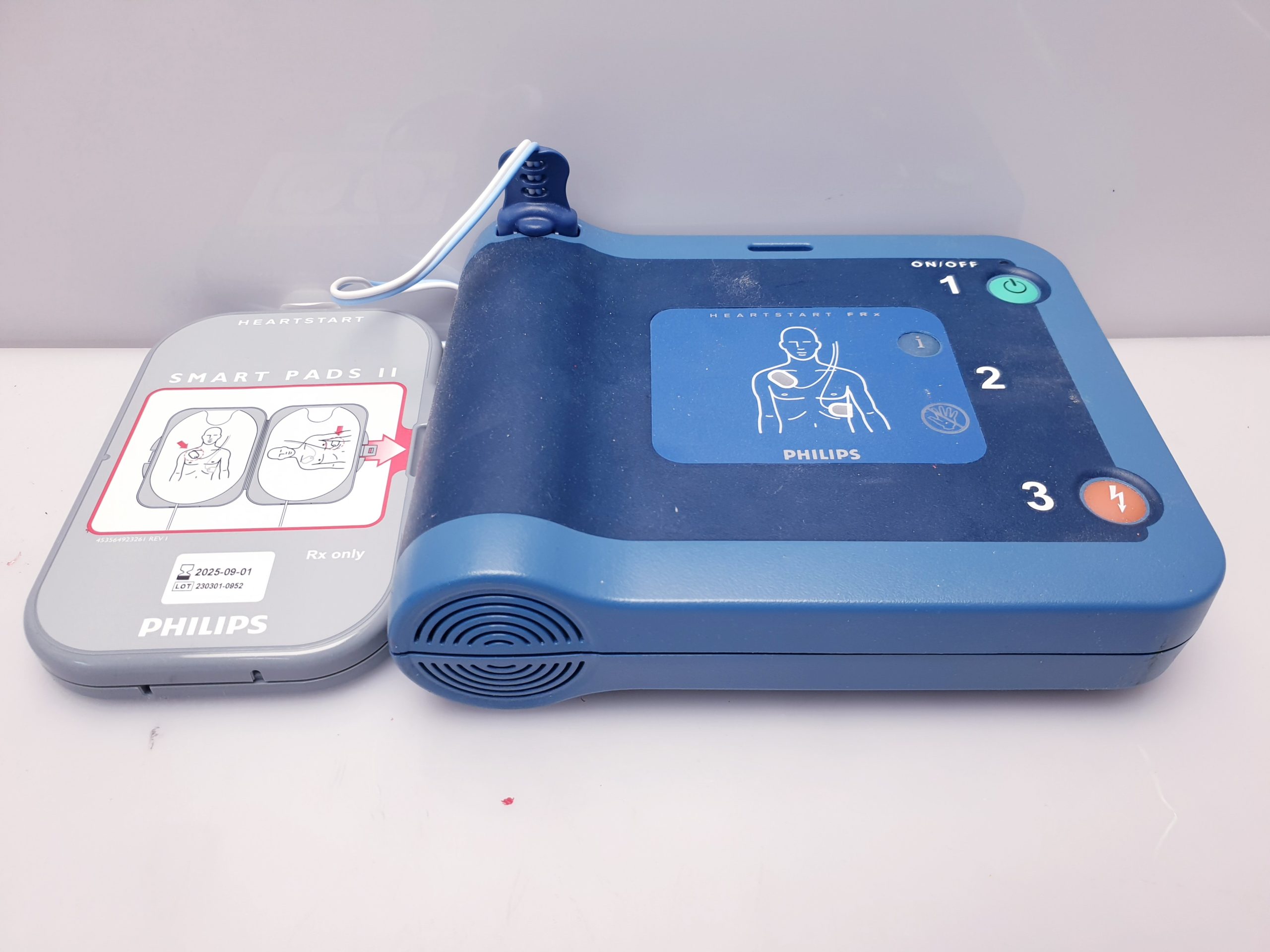 Philips HeartStart FRx Halbautomat mit Tasche — image 1 of 10