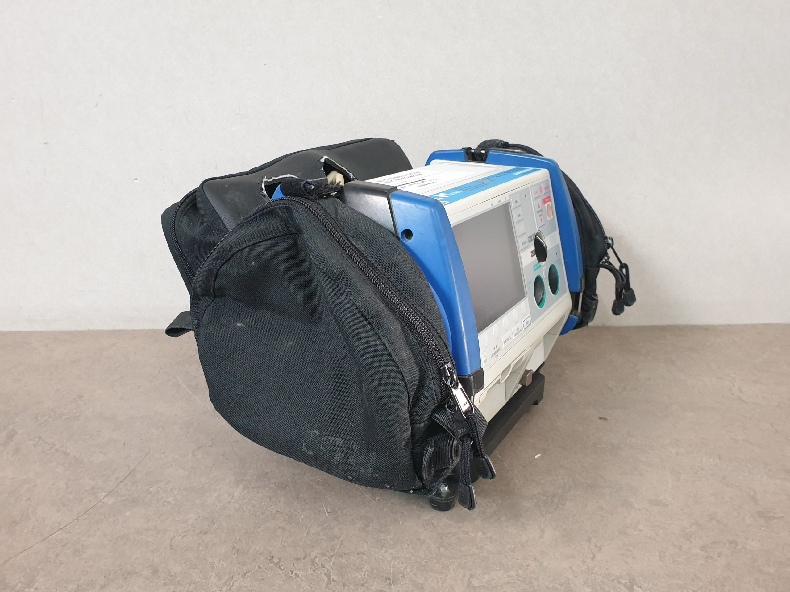 Zoll M Series BIPHASIC 200 Mit 2 Taschen – Defibrillator thumbnail 6