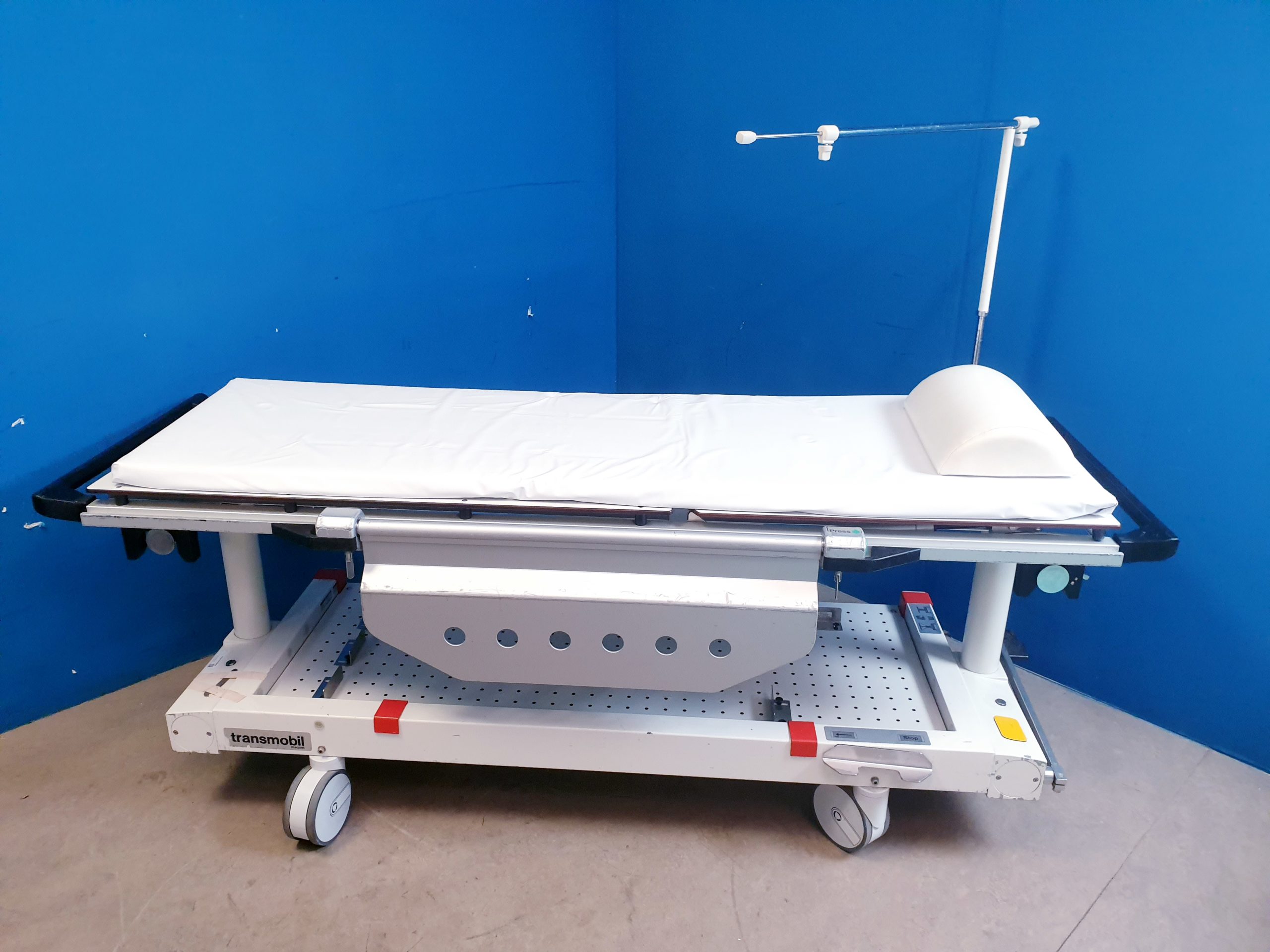 Maquet 4747. C Arm – Röntgenlige Transportliege Stretcher Maquet 4747 Transmobil fahrbarer Patiententransporter mit verstellbare Rückenplatte und abnehmbare Tischplatte — image 1 of 1