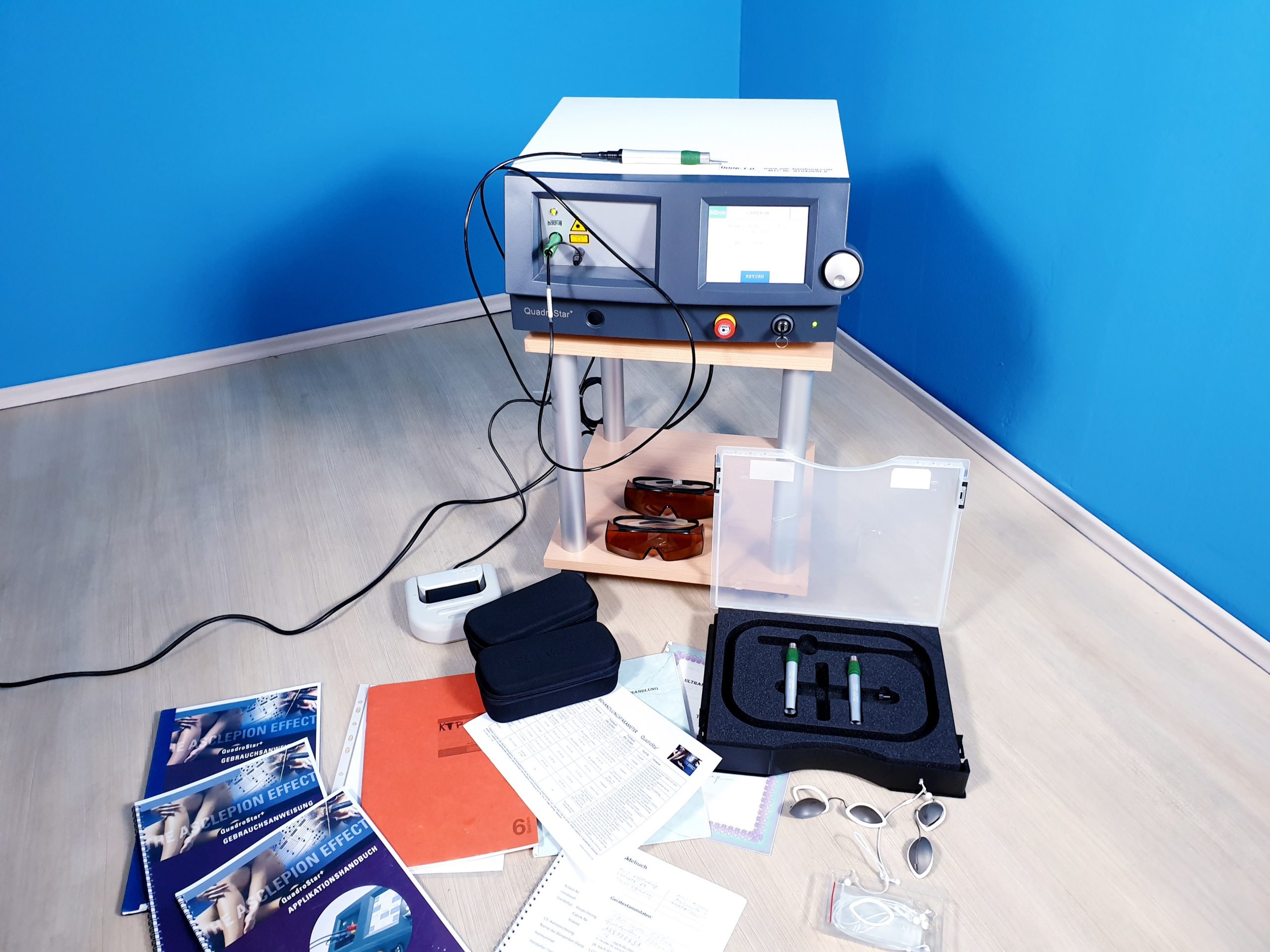 Asclepion QuadroStar Plus Lasergerät mit Zubehör DOM 2013 — image 1 of 7