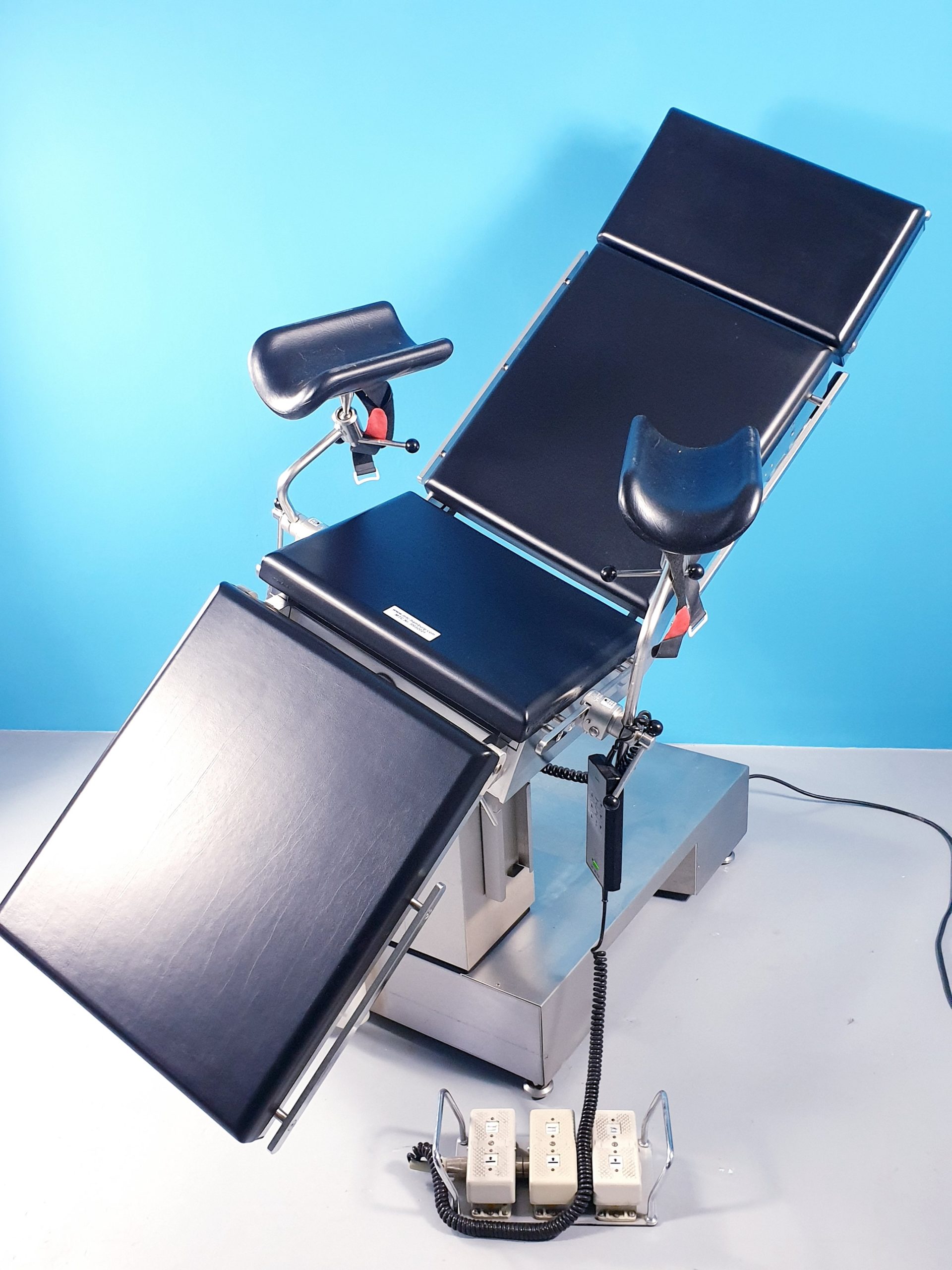 Schmitz OP-Tisch OPX 300 RCB – Beinhalter – Fernbediebung – Fußschalter — image 1 of 9