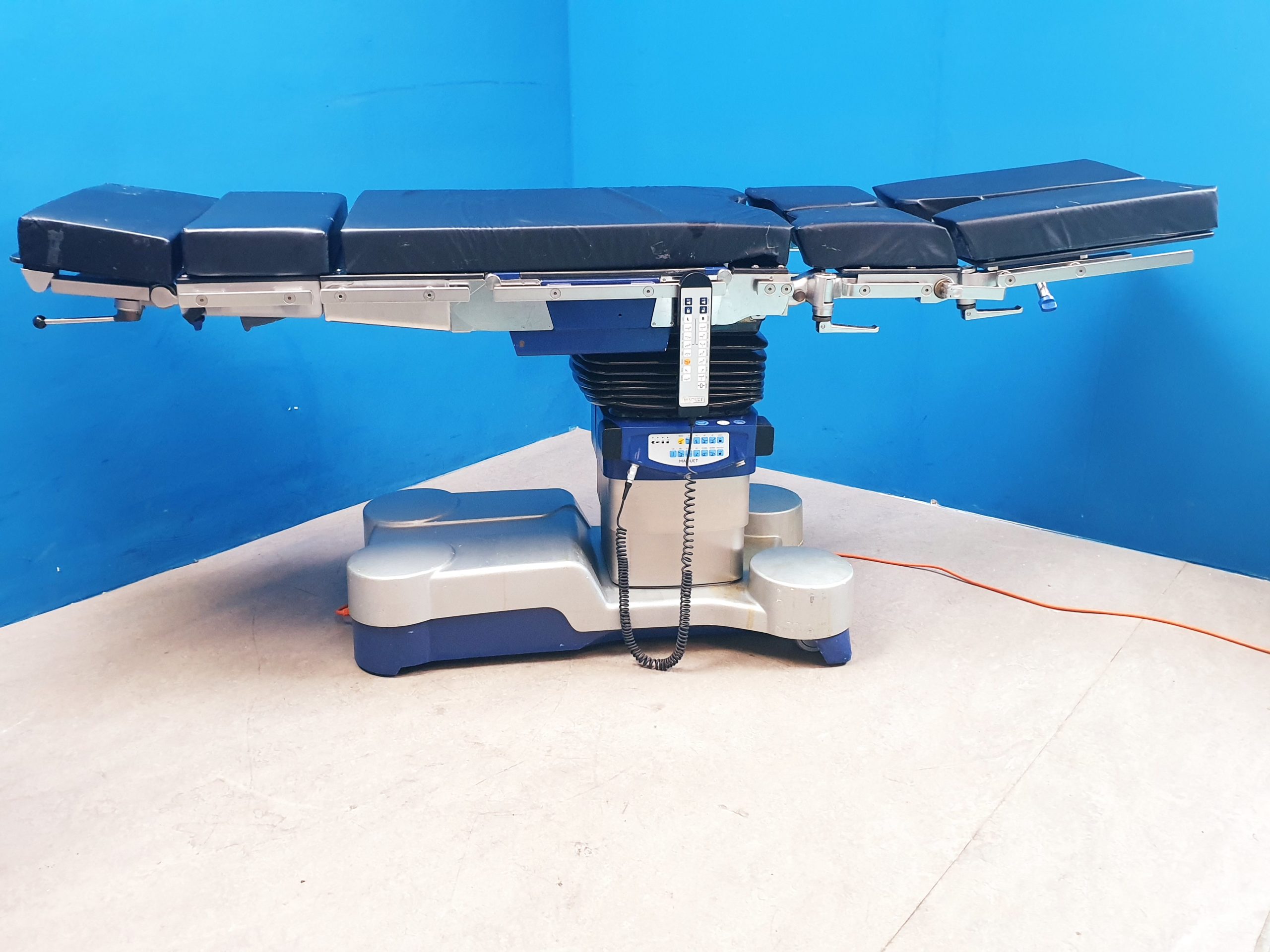 Maquet 1133.12B3 Alphamaxx fahrbarer OP-Tisch – Belastbar bis 450 kg — image 1 of 15