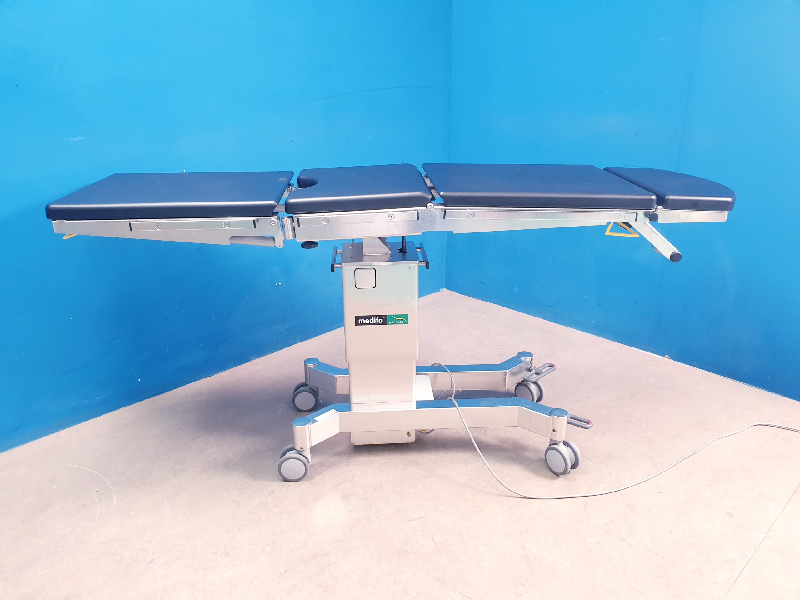 Medifa Mat 5000 Ref – 501020 – OP-Tisch Fahrbar -Liege — image 1 of 11