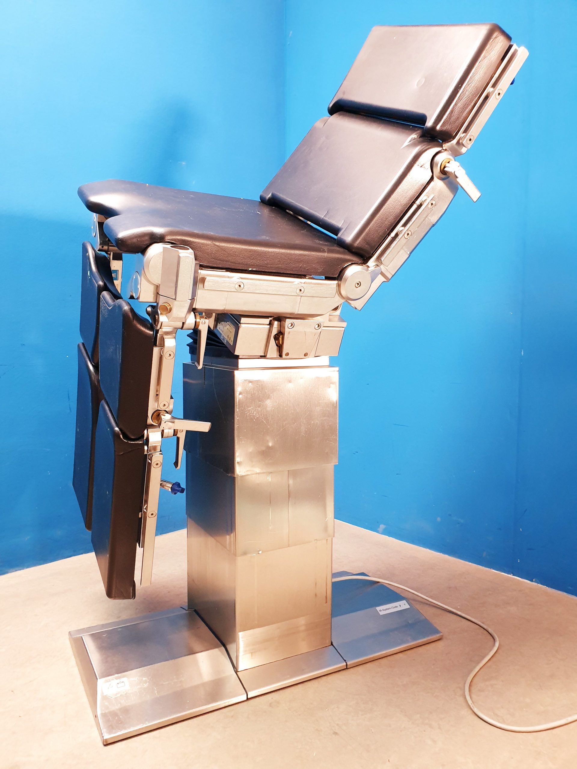 Maquet 1146.61A0 + 1150.30D0 + Säule 1150.81A0 + Lagergerät + Fernbedienung – OP Tisch System thumbnail 11