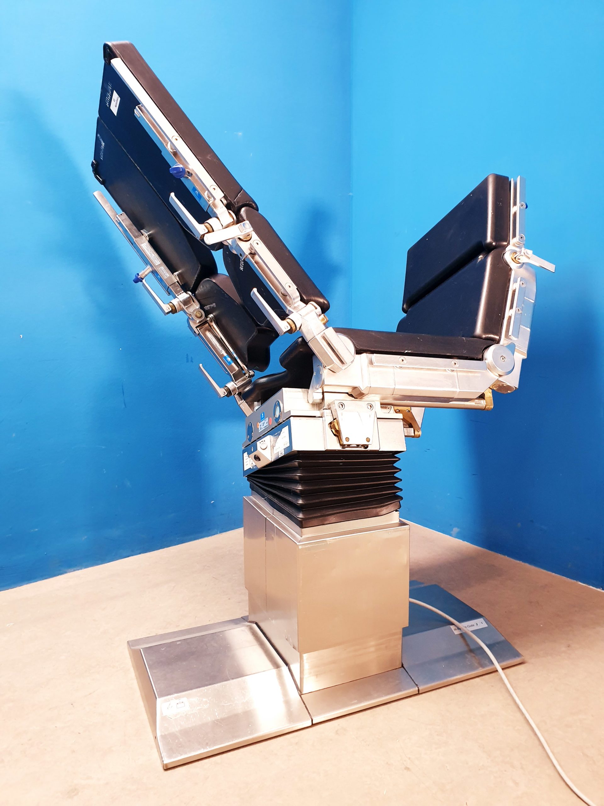 Maquet 1146.61A0 + 1150.30D0 + Säule 1150.81A0 + Lagergerät + Fernbedienung – OP Tisch System thumbnail 12