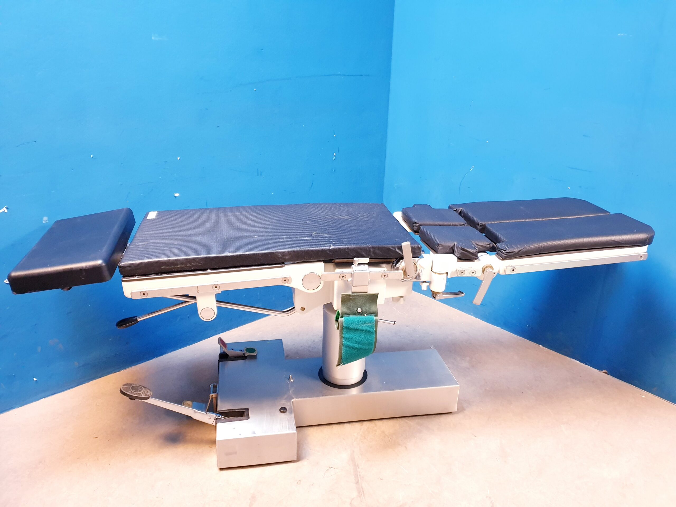 Maquet Op 11 13 00 // 111300 Tisch – Hydraulich MAQUET Surgery table 1113.00 — image 1 of 13