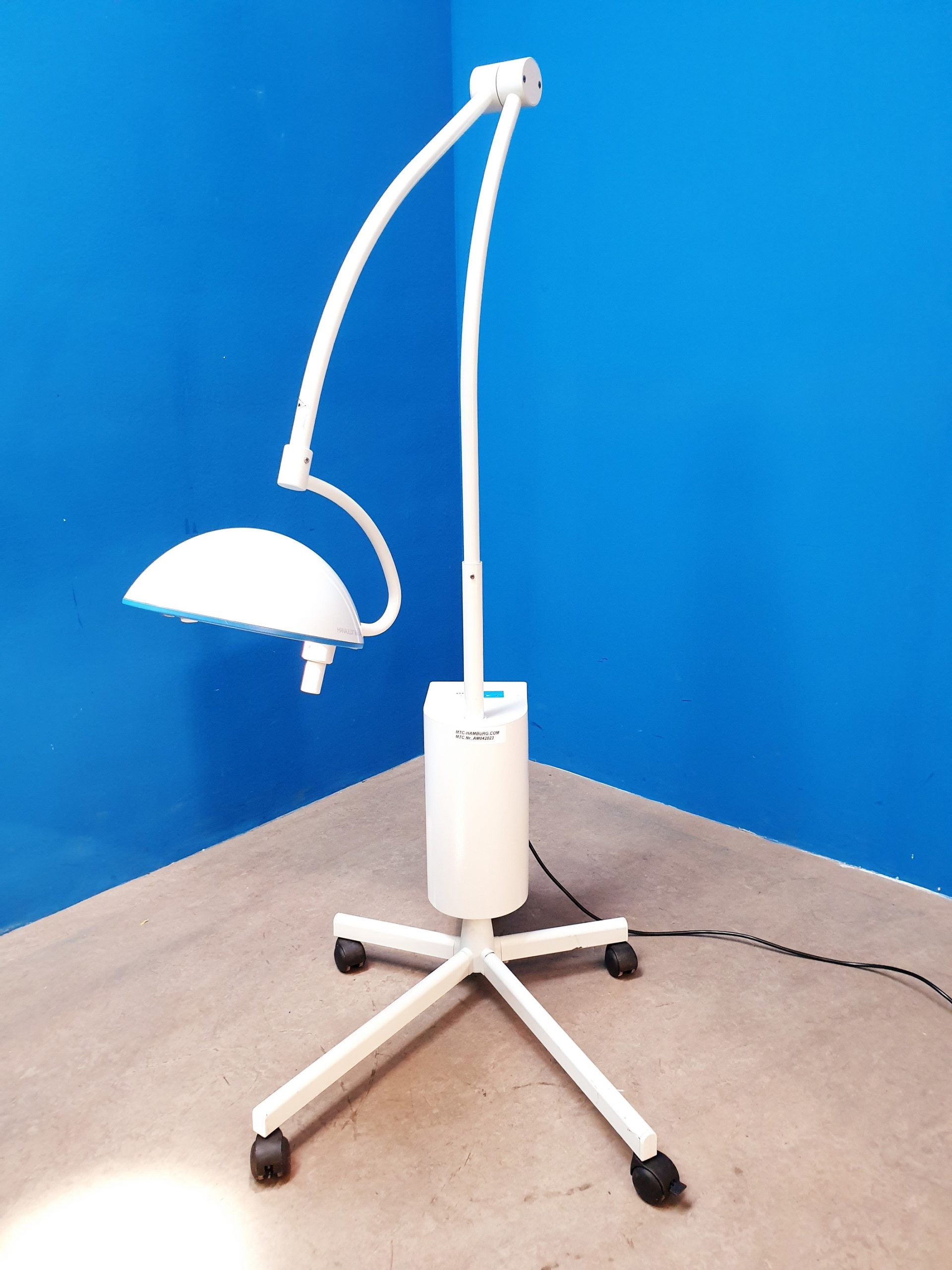 Heraeus Hanaulux BLUE30 – Blue 30 Behandlungslampe Fahrbar mobil Untersuchungsleuchte OP Stativ mit Eingebautem Netzteil — image 1 of 5