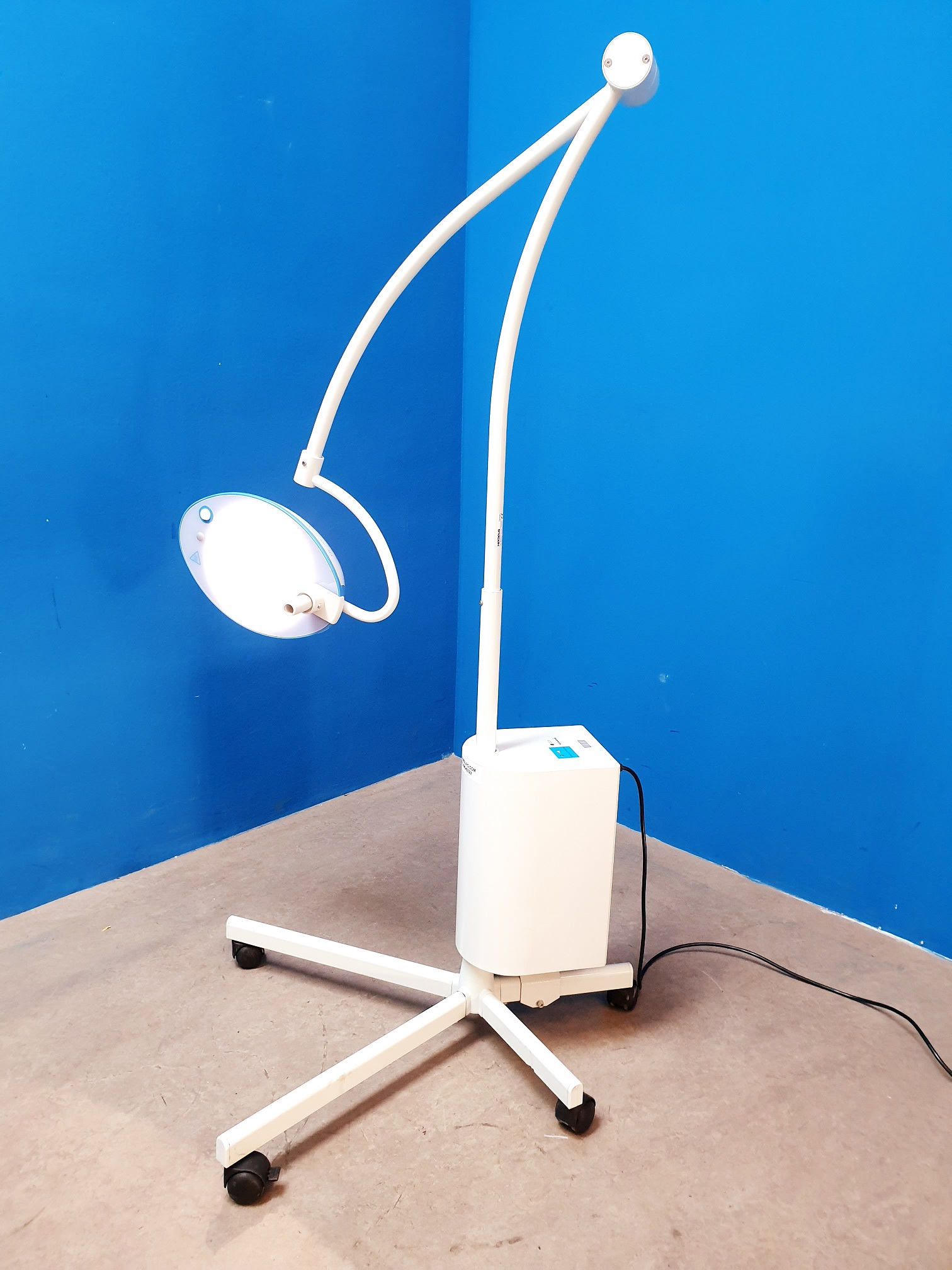 Heraeus Hanaulux BLUE30 – Blue 30 Behandlungslampe Fahrbar mobil Untersuchungsleuchte OP Stativ mit Eingebautem Netzteil thumbnail 2