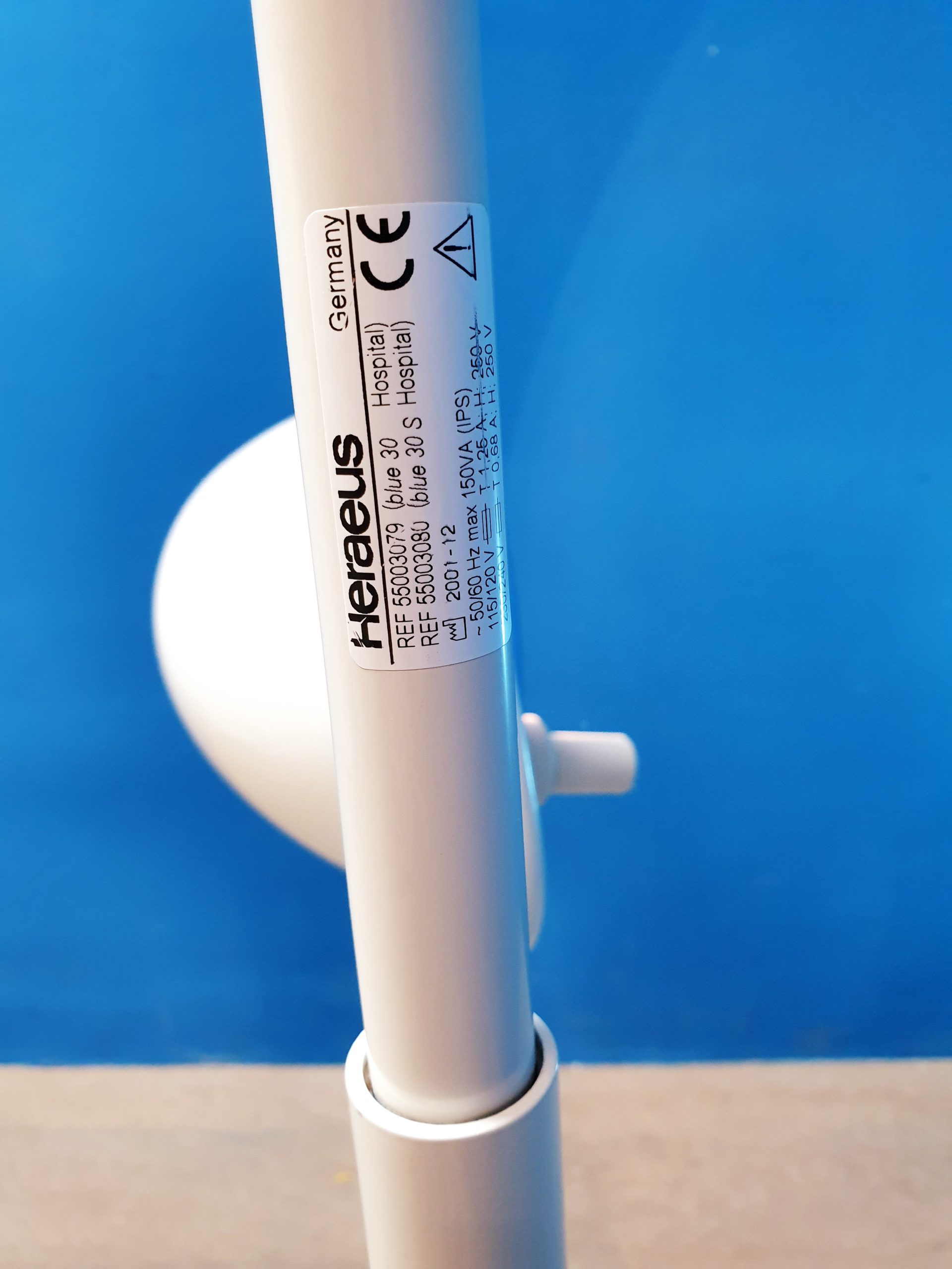 Heraeus Hanaulux BLUE30 – Blue 30 Behandlungslampe Fahrbar mobil Untersuchungsleuchte OP Stativ mit Eingebautem Netzteil thumbnail 3