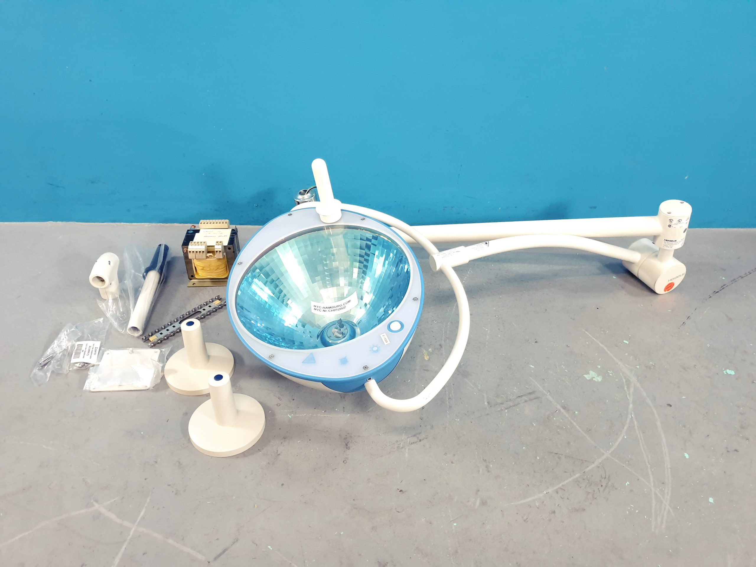 HANAULUX Blue 80 Praxisleuchte Klinikleuchte OP Lampe mit Trafo – Unvollständig — image 1 of 10