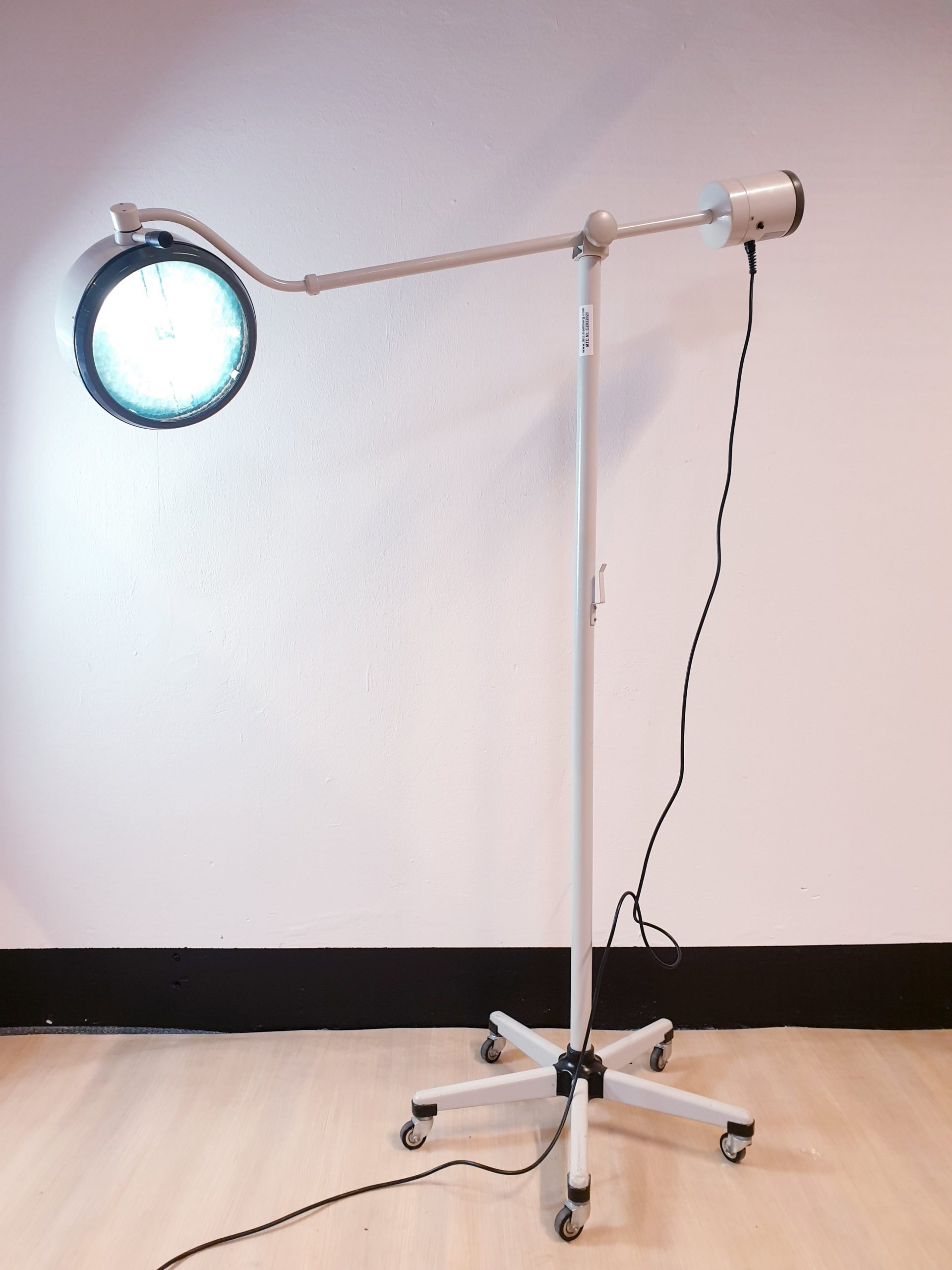 Berchtold Chromophare C 300 // C300 Untersuchungsleuchte OP Lampe Fahrbar — image 1 of 8