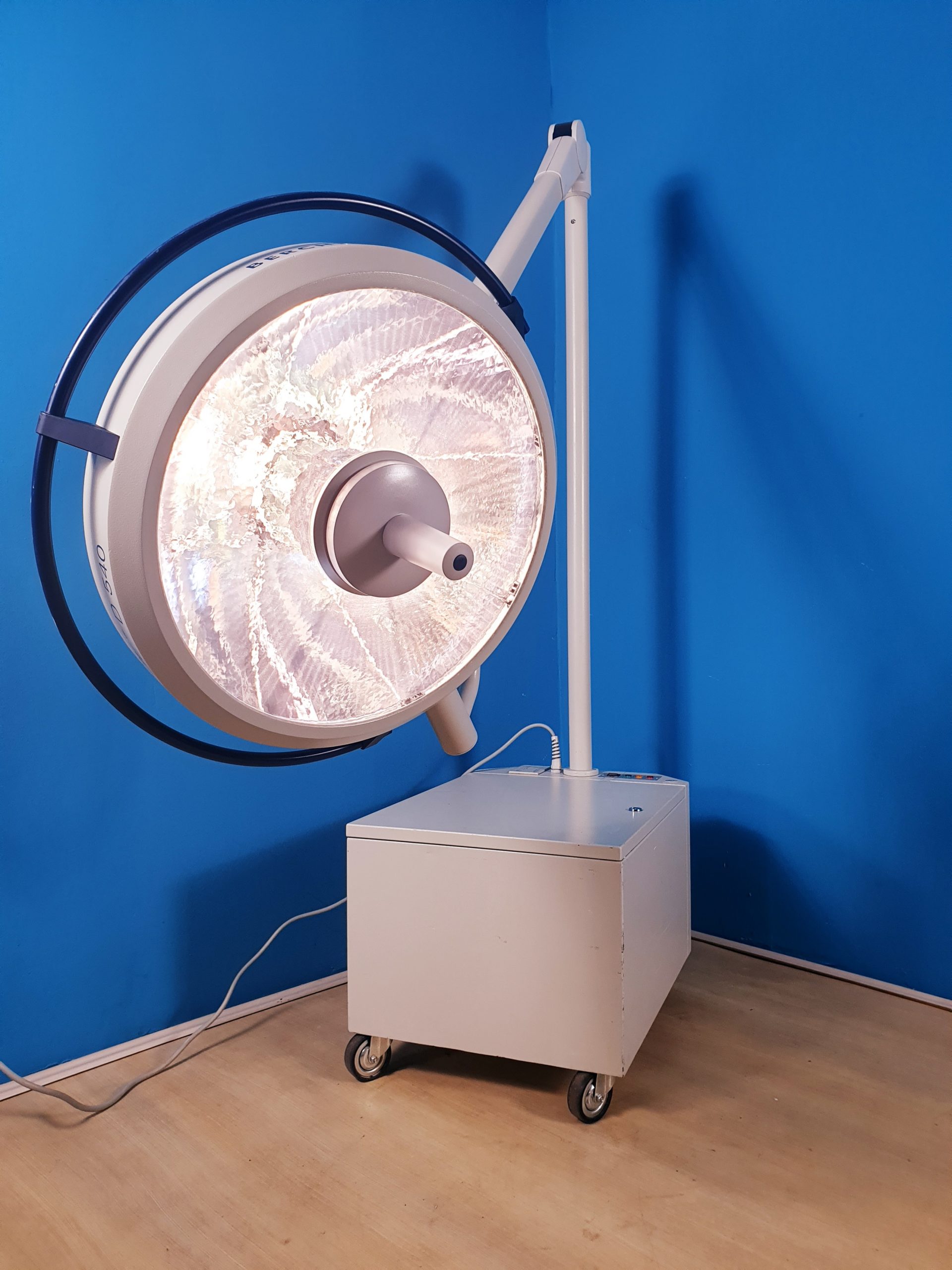 Berchtold D540 Untersuchungslampe – Fahrbar – 4500K Halogen — image 1 of 7