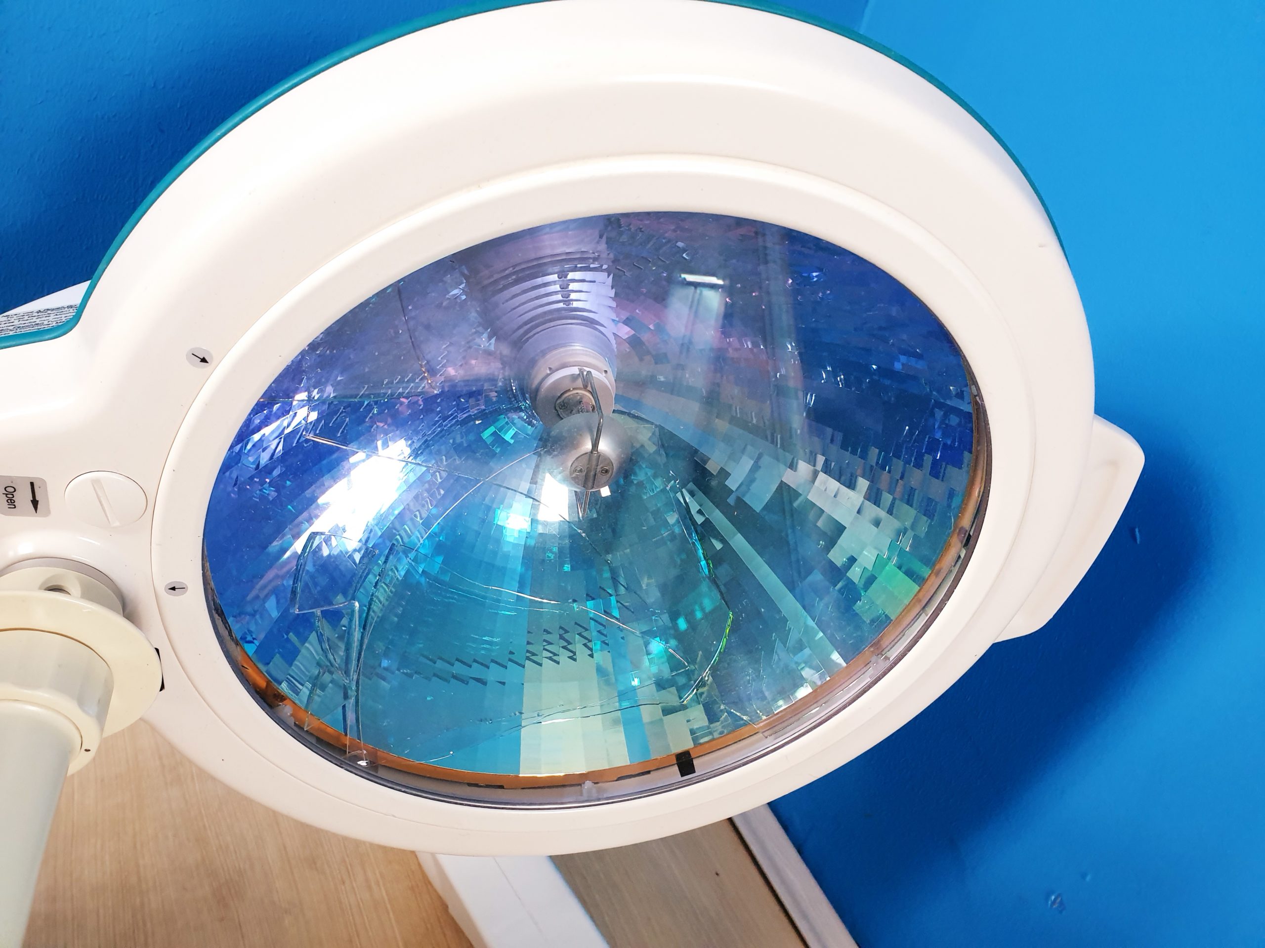 Dr. Mach Mach M2 F Behandlungslampe – Op Lampe – Wandmontage – Filter ist zerbrochen – — image 1 of 6