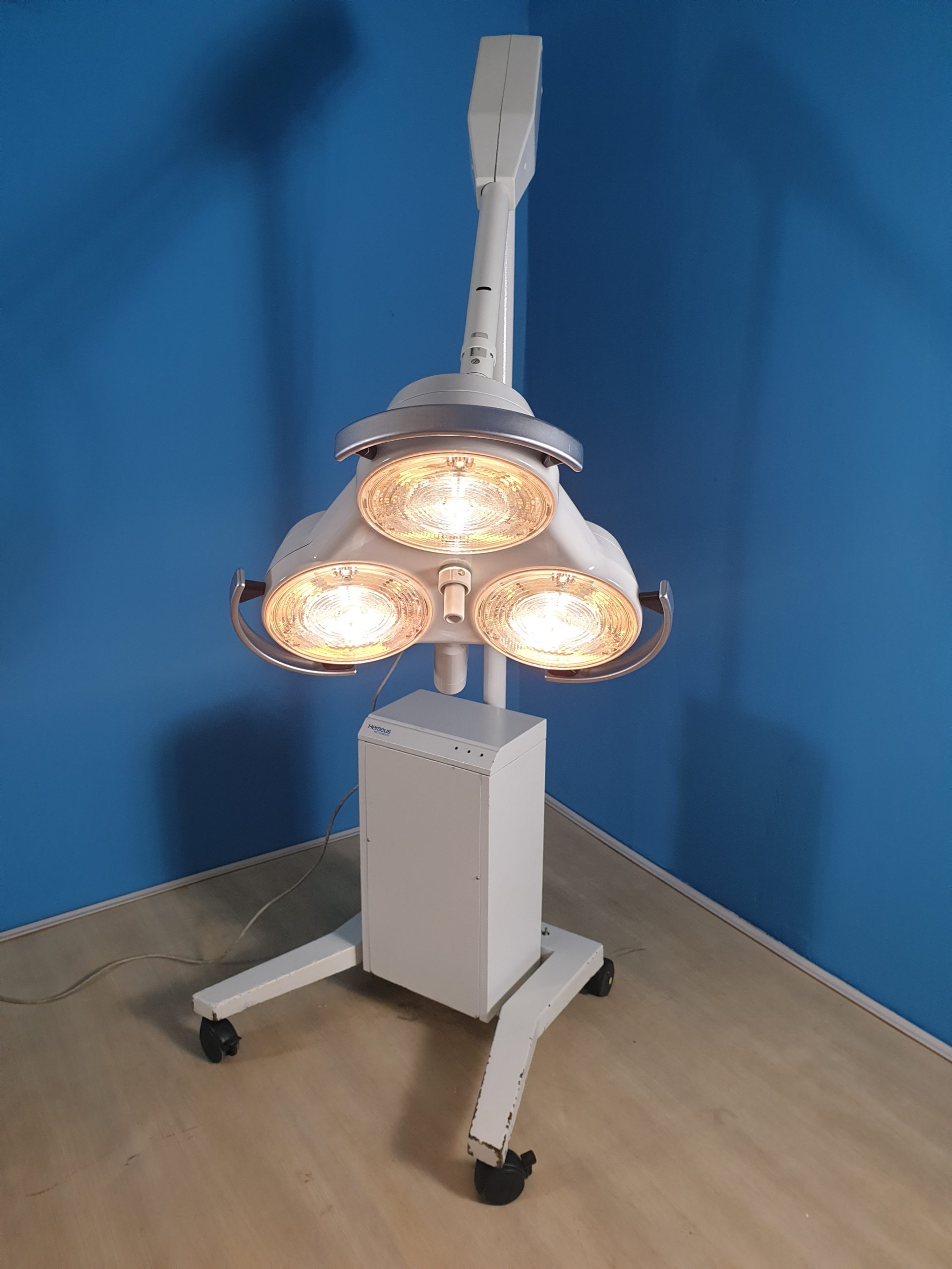 Hanulux Heraeus 2003 Inkl Trafo / OP Lampe / Behandlungslampe Mobil — image 1 of 3
