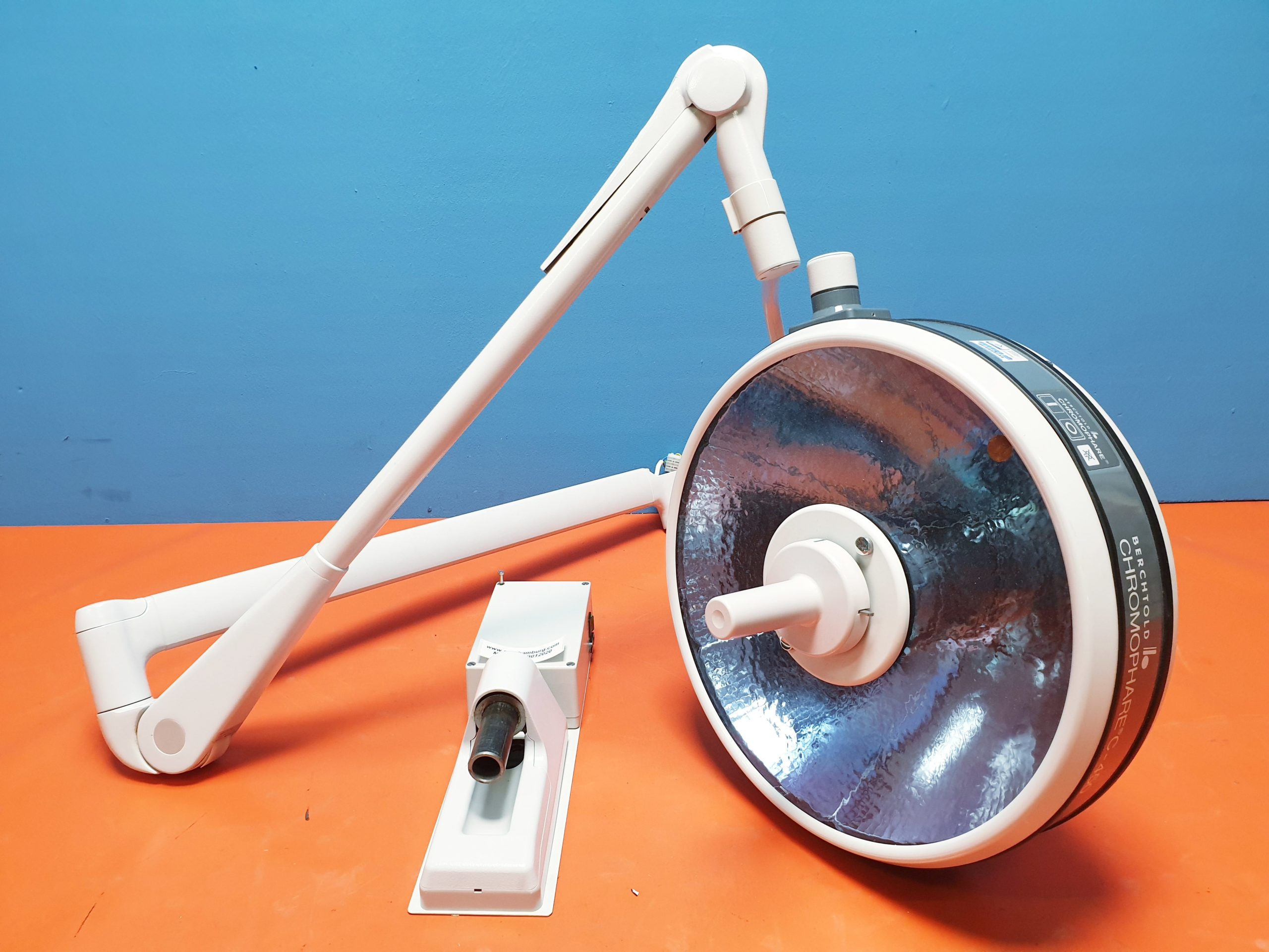 Berchtold Chromophare C 450 // C450 Untersuchungsleuchte OP Lampe Wandmontage — image 1 of 5