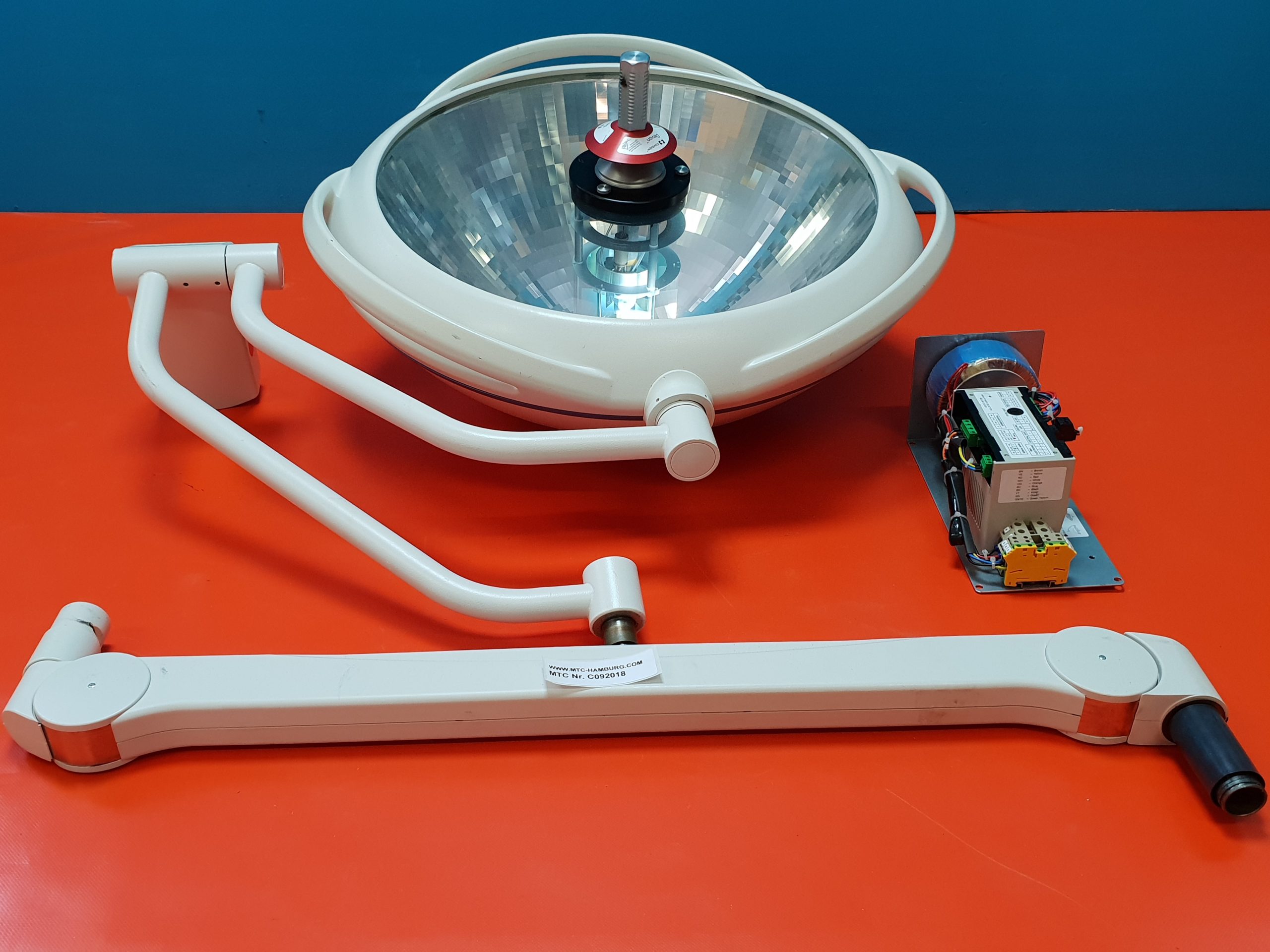 Dräger Sola 700 OP Lampe inkl. Gelenkarm + Trafo / Netzteil guter Zustand — image 1 of 8