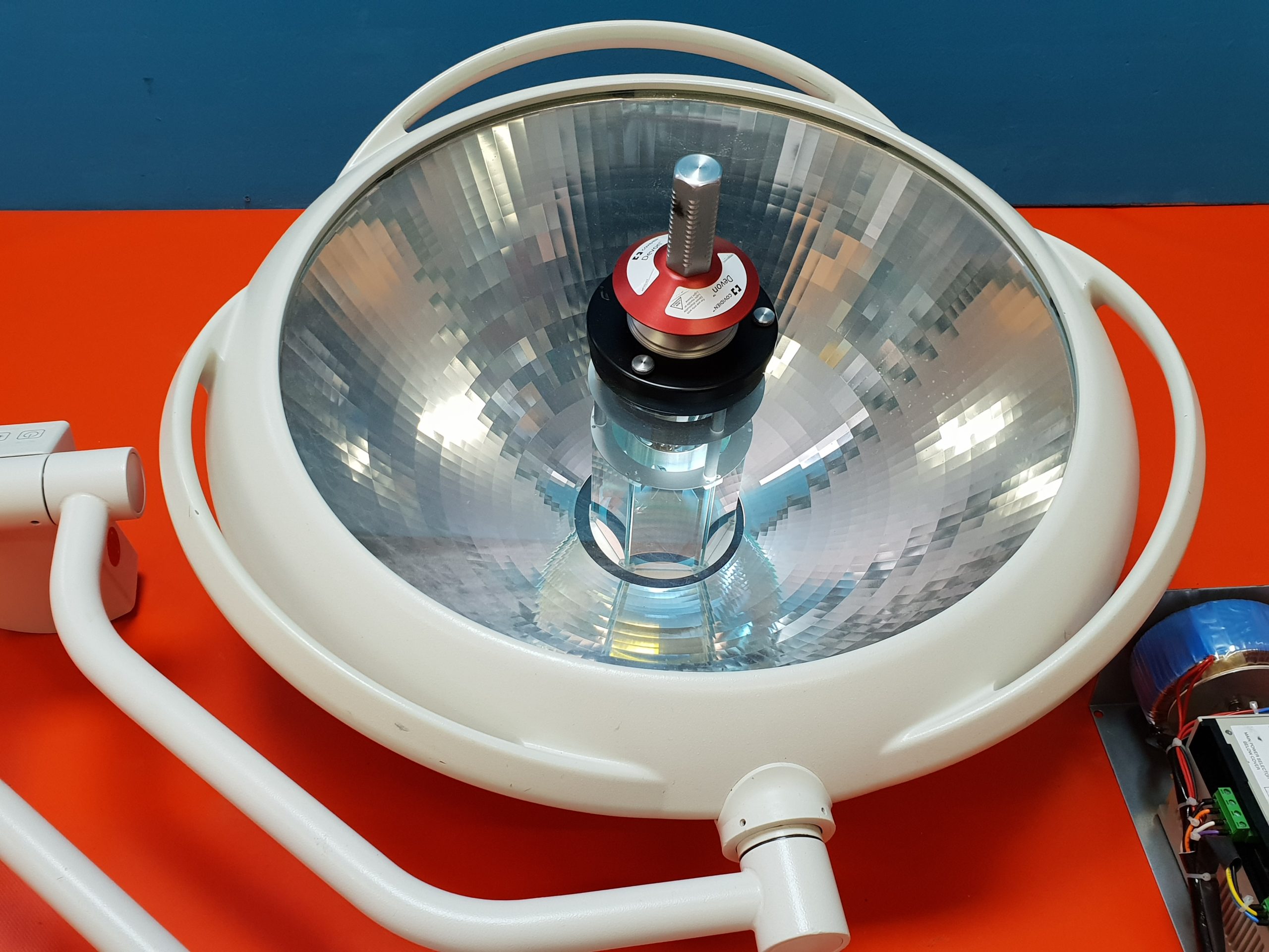 Dräger Sola 700 OP Lampe inkl. Gelenkarm + Trafo / Netzteil guter Zustand thumbnail 3