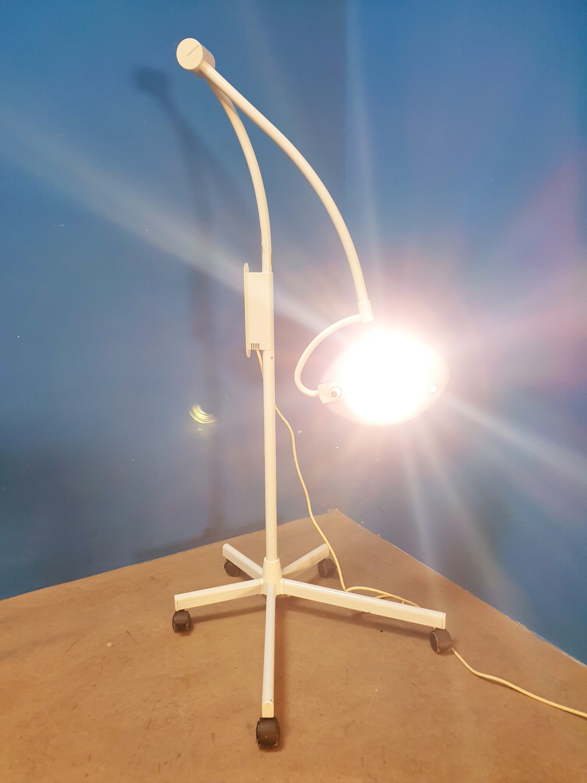 Heraeus Typ blue 30 mit Stativ, Fahrbar Behandlungslampe // Untersuchungslampe — image 1 of 8