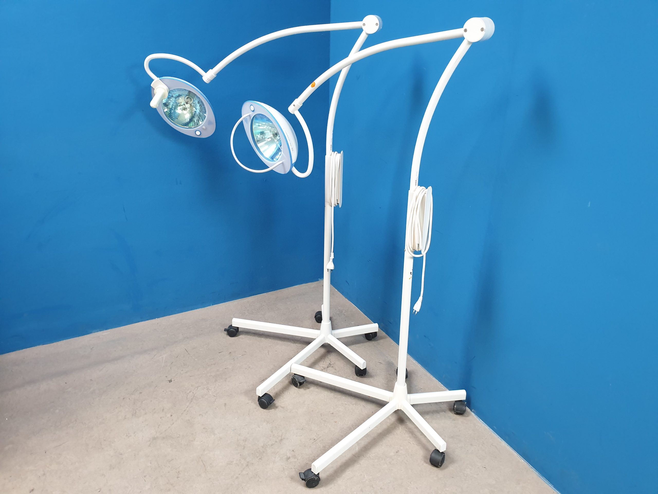 Maquet Blue 30 Behandlungslampe Fahrbar mobil Untersuchungslampe — image 1 of 9