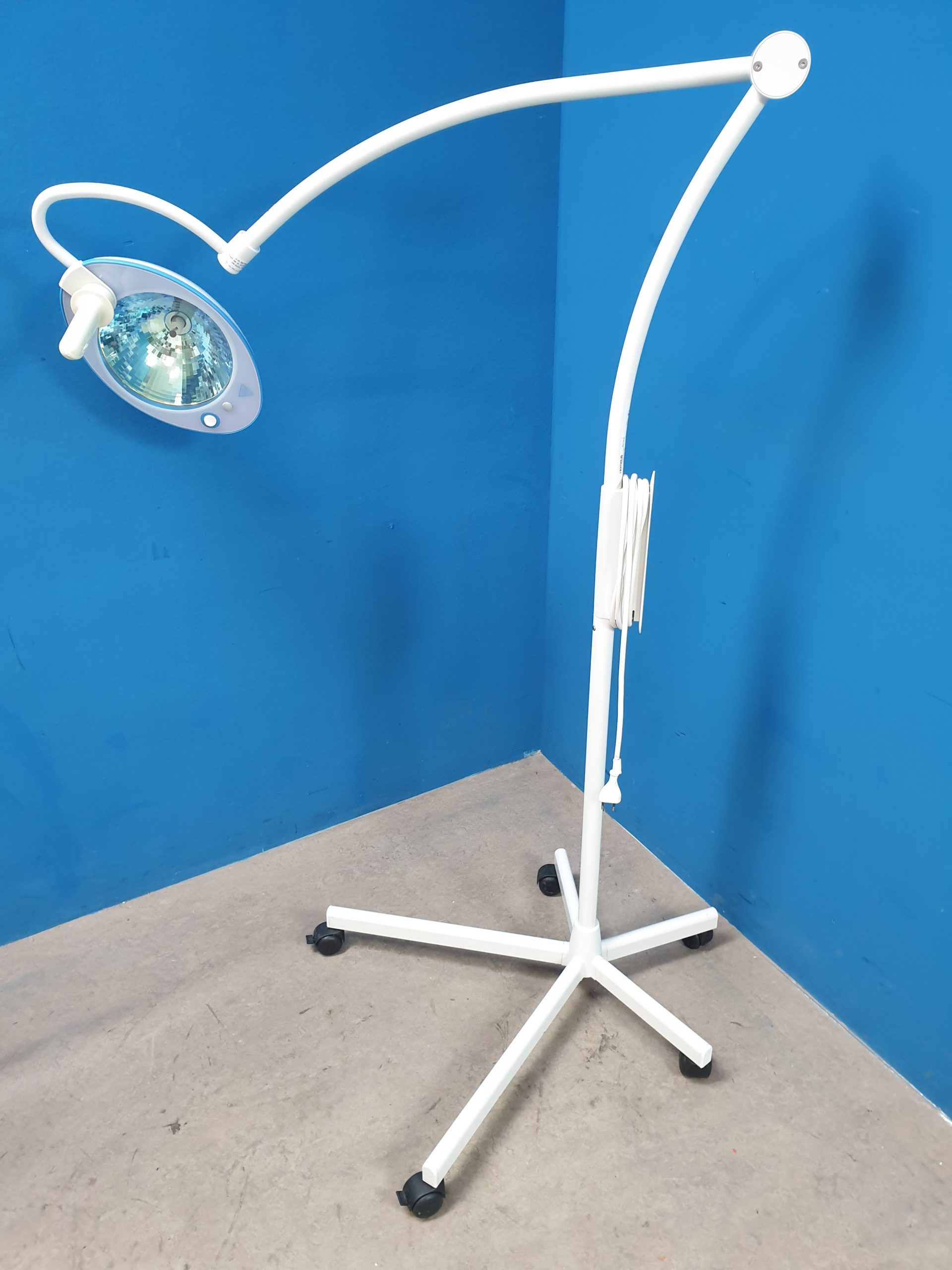 Maquet Blue 30 Behandlungslampe Fahrbar mobil Untersuchungslampe thumbnail 2