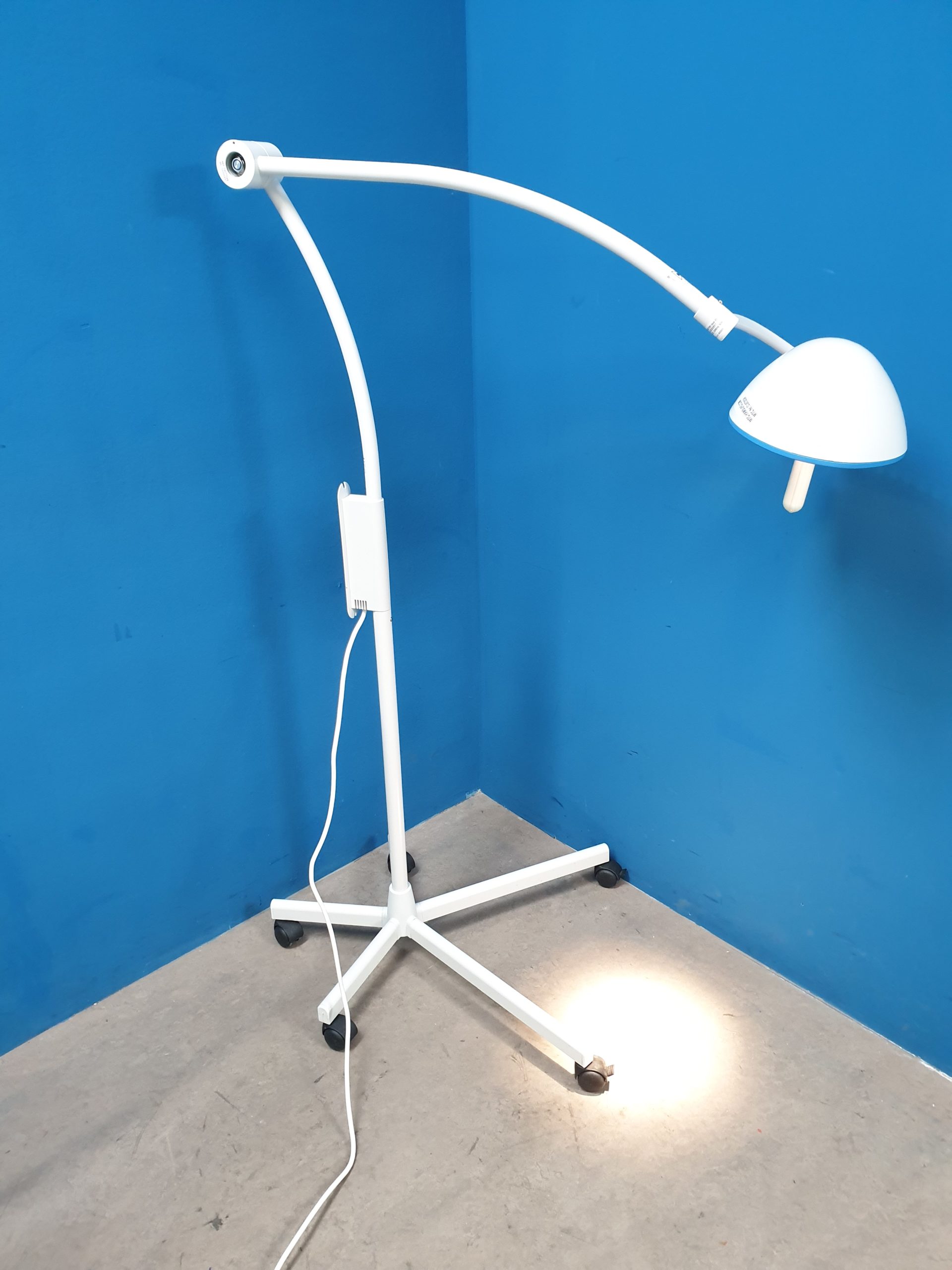 Maquet Blue 30 Behandlungslampe Fahrbar mobil Untersuchungslampe thumbnail 5